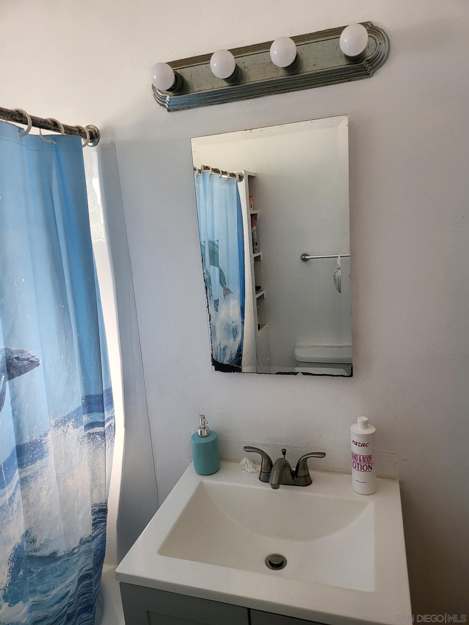 Detail Gallery Image 6 of 6 For Highland  Ave., San Diego,  CA 92105 - – Beds | – Baths
