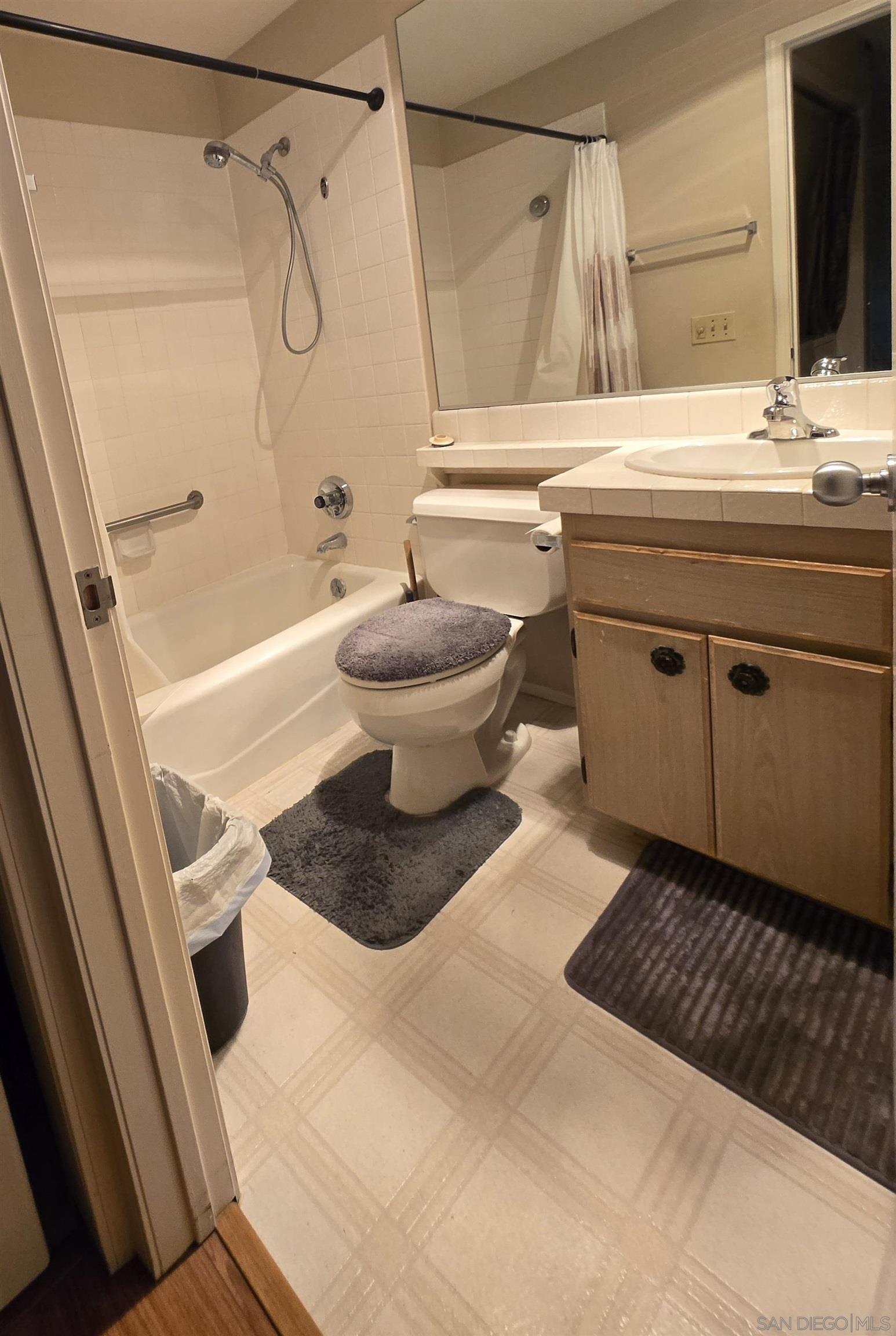 Detail Gallery Image 5 of 30 For 4701  Date  #205,  La Mesa,  CA 91942 - 3 Beds | 2 Baths