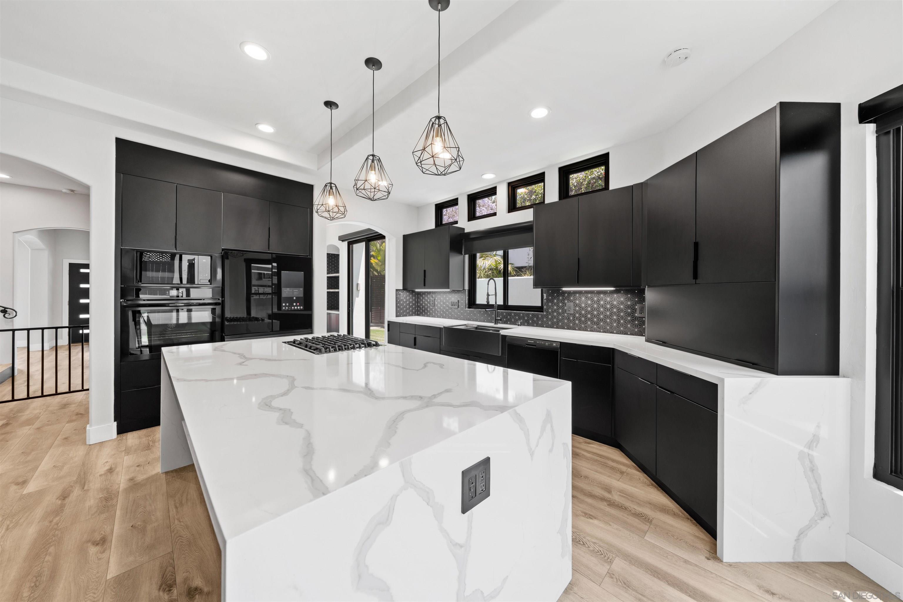 Detail Gallery Image 1 of 1 For 3160  Goldfinch St, San Diego,  CA 92103 - 4 Beds | 4 Baths