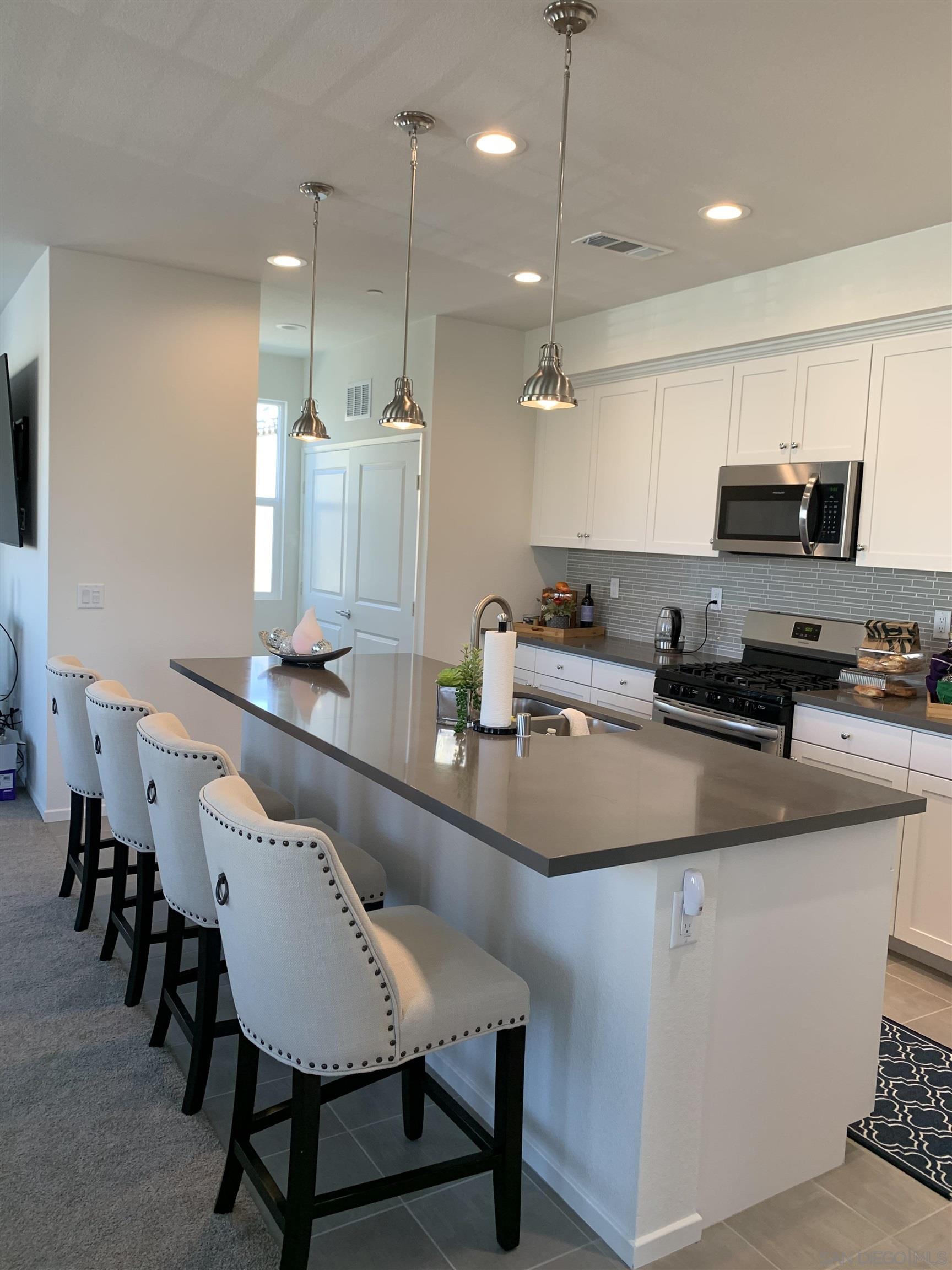 Detail Gallery Image 2 of 48 For 1390  Santa Victoria Rd  #6,  Chula Vista,  CA 91913 - 4 Beds | 3/1 Baths