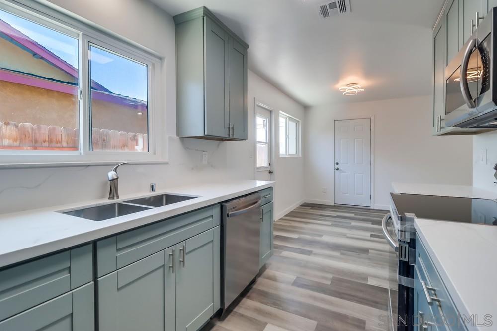 Detail Gallery Image 1 of 1 For 1559  La Corta St, Lemon Grove,  CA 91945 - 3 Beds | 3 Baths