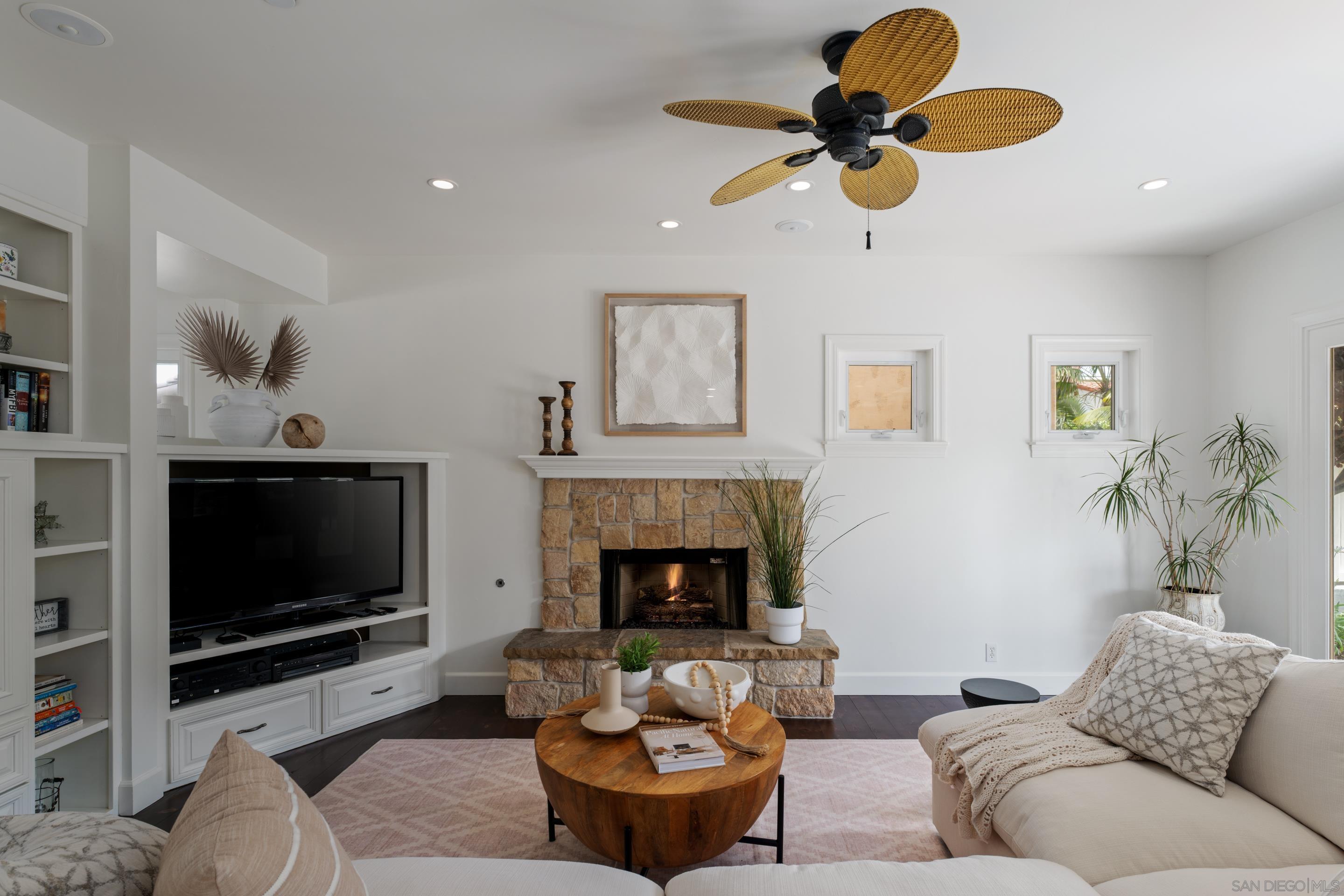 Detail Gallery Image 11 of 49 For 515 N Acacia Ave, Solana Beach,  CA 92075 - 5 Beds | 4/1 Baths