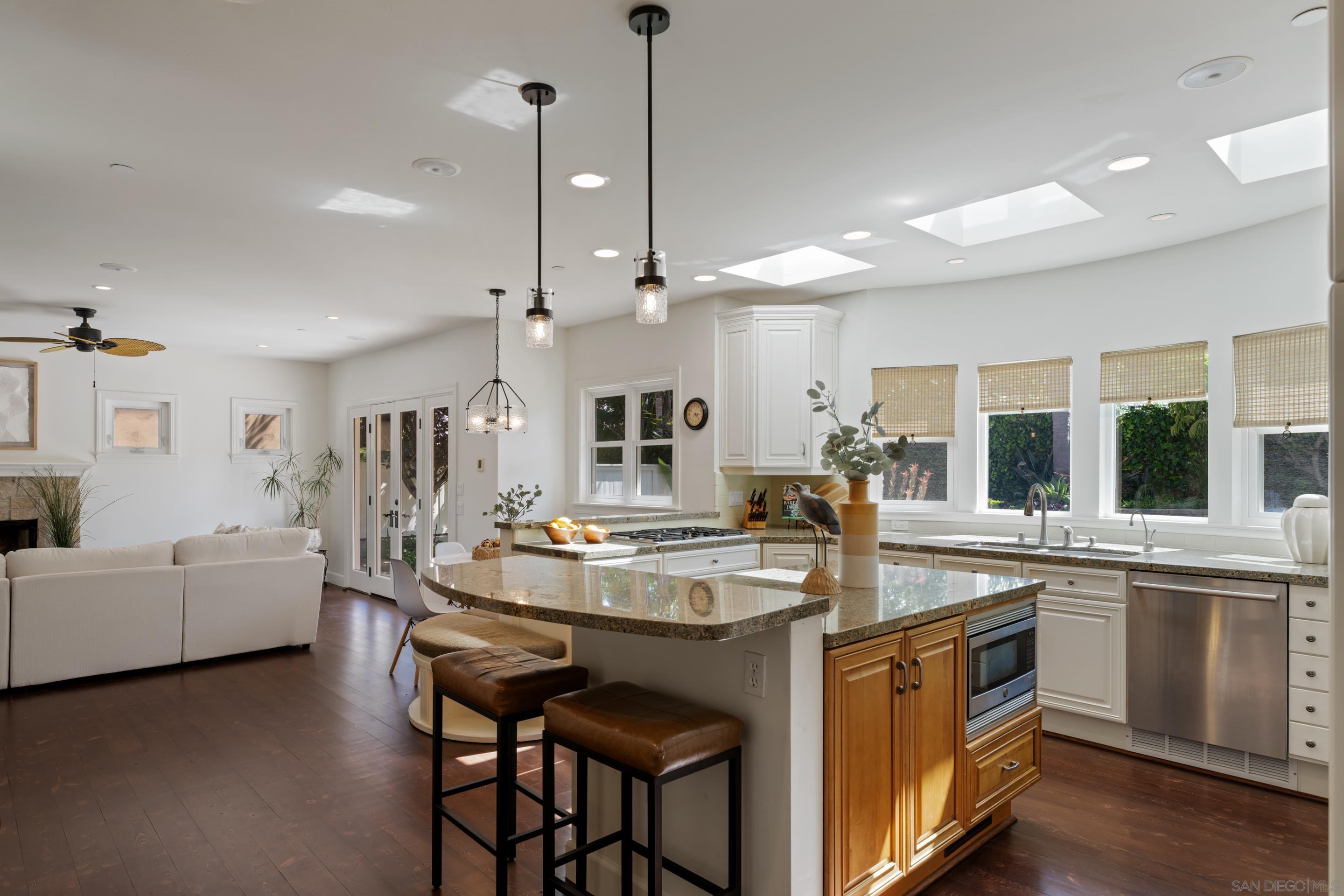 Detail Gallery Image 5 of 49 For 515 N Acacia Ave, Solana Beach,  CA 92075 - 5 Beds | 4/1 Baths