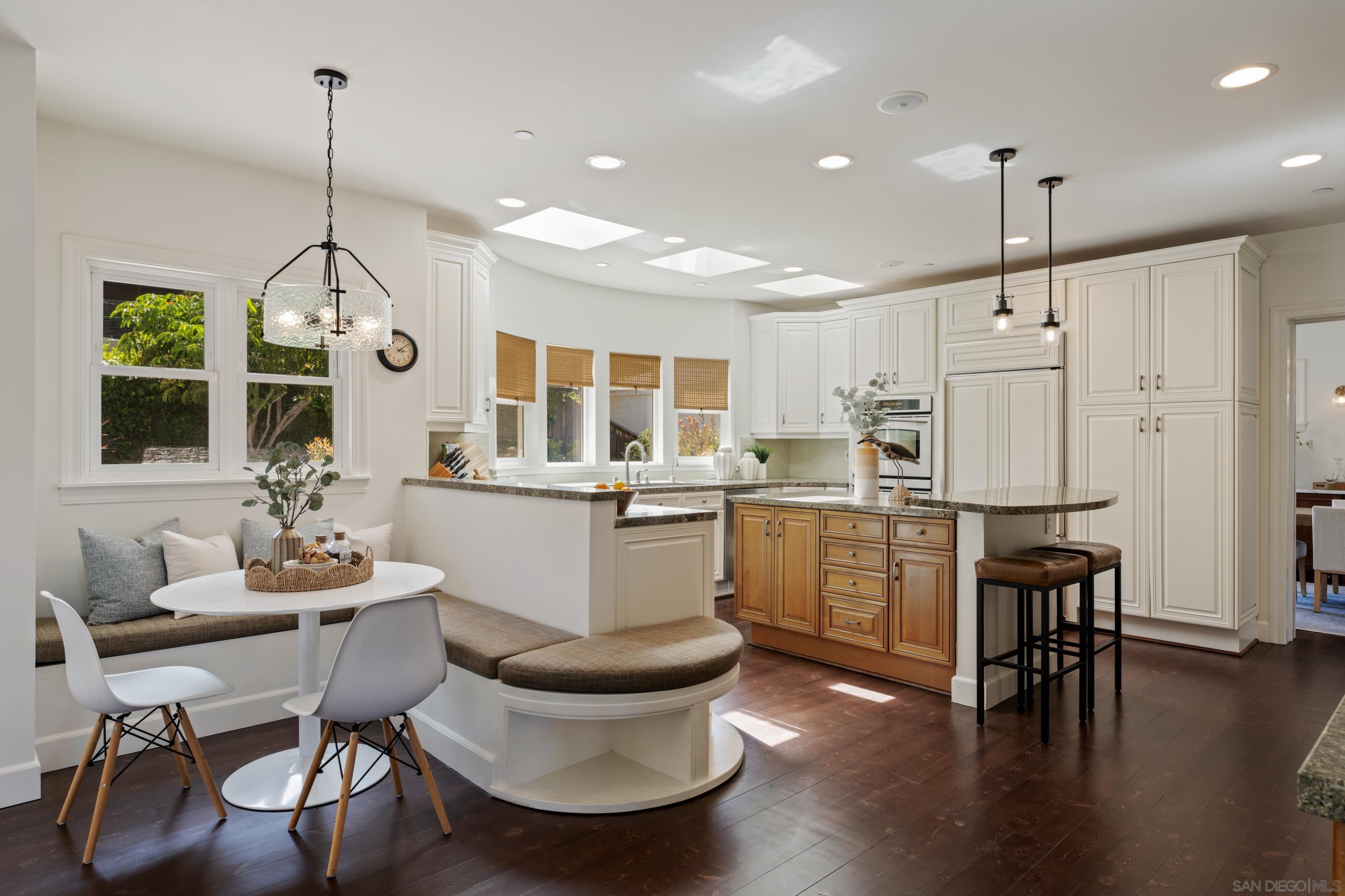 Detail Gallery Image 8 of 49 For 515 N Acacia Ave, Solana Beach,  CA 92075 - 5 Beds | 4/1 Baths