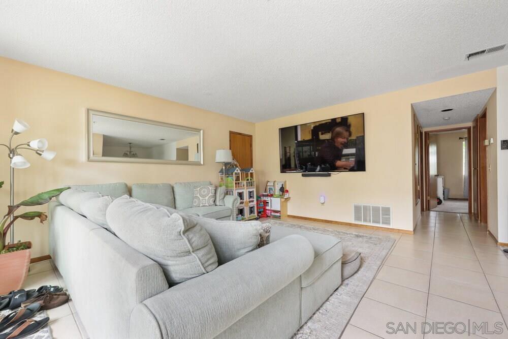 Detail Gallery Image 7 of 18 For 380  Plymouth Dr, Vista,  CA 92083 - – Beds | – Baths