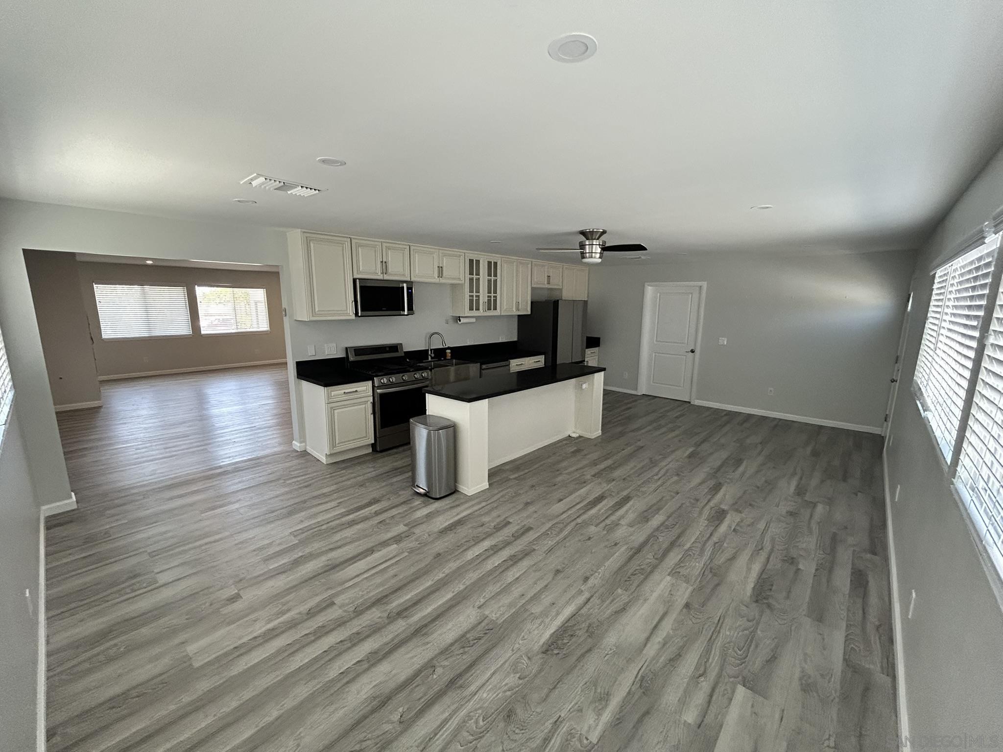 Detail Gallery Image 4 of 26 For 27452  Silver Lakes Pkwy, Helendale,  CA 92342 - 4 Beds | 2 Baths