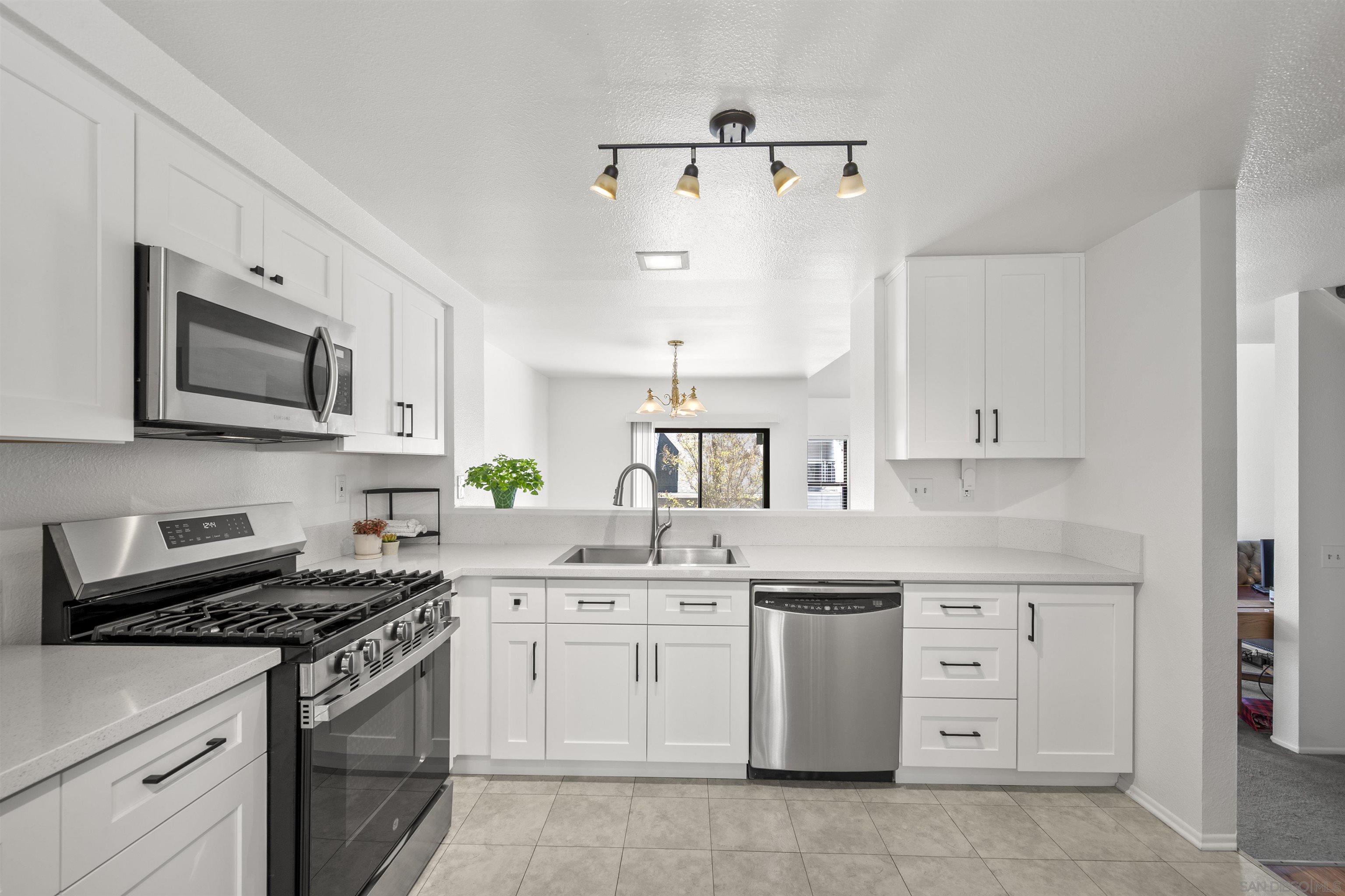 Detail Gallery Image 2 of 66 For 11061  Scripps Ranch, San Diego,  CA 92131 - 2 Beds | 2 Baths