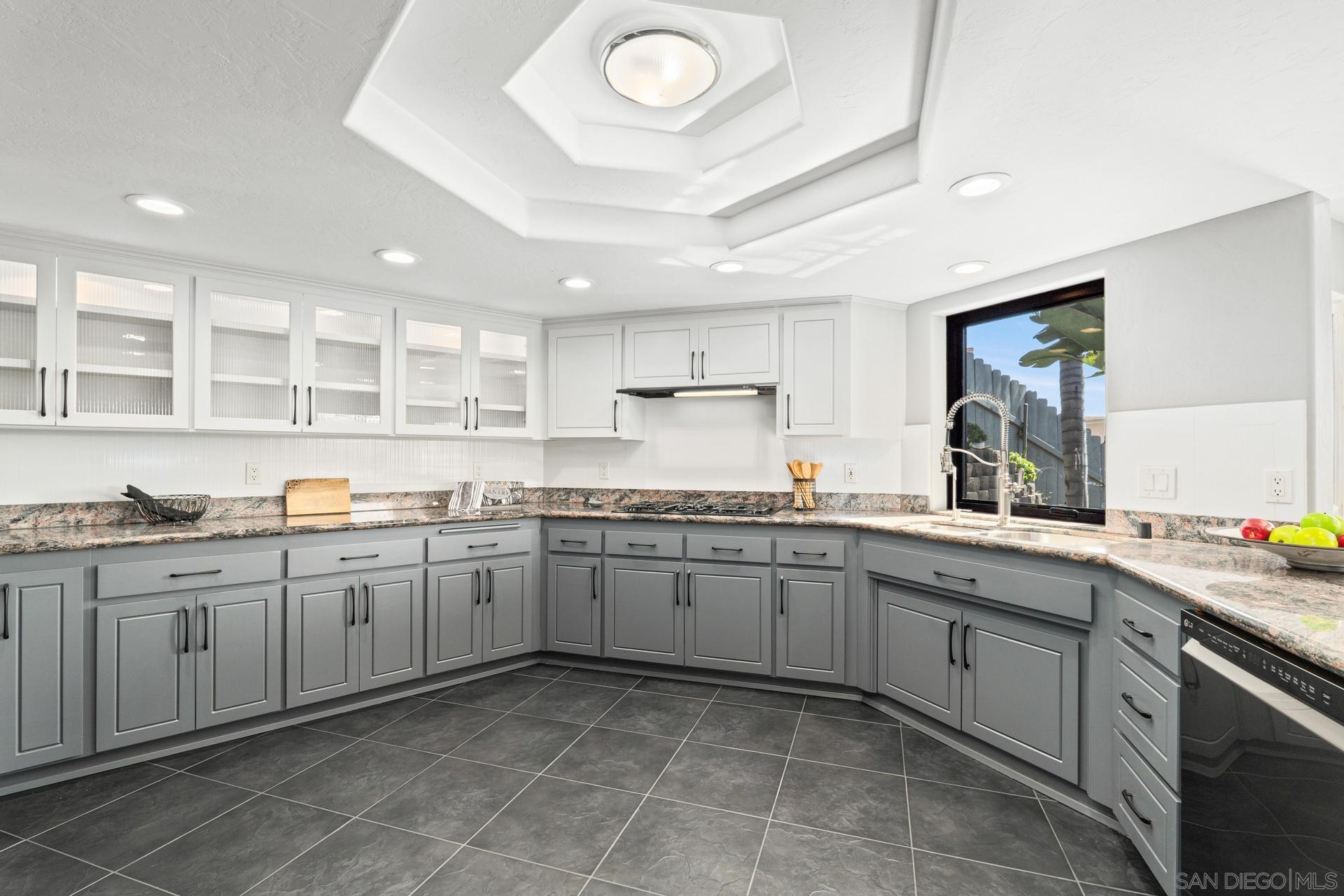 Detail Gallery Image 6 of 50 For 1695  Neale St, San Diego,  CA 92103 - 3 Beds | 2/1 Baths