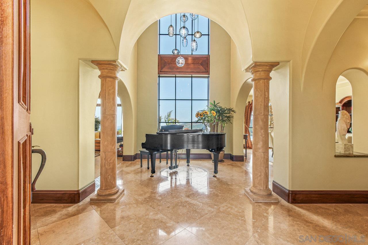 Detail Gallery Image 7 of 45 For 19557  Fortuna Del Este, Escondido,  CA 92029 - 6 Beds | 7/1 Baths