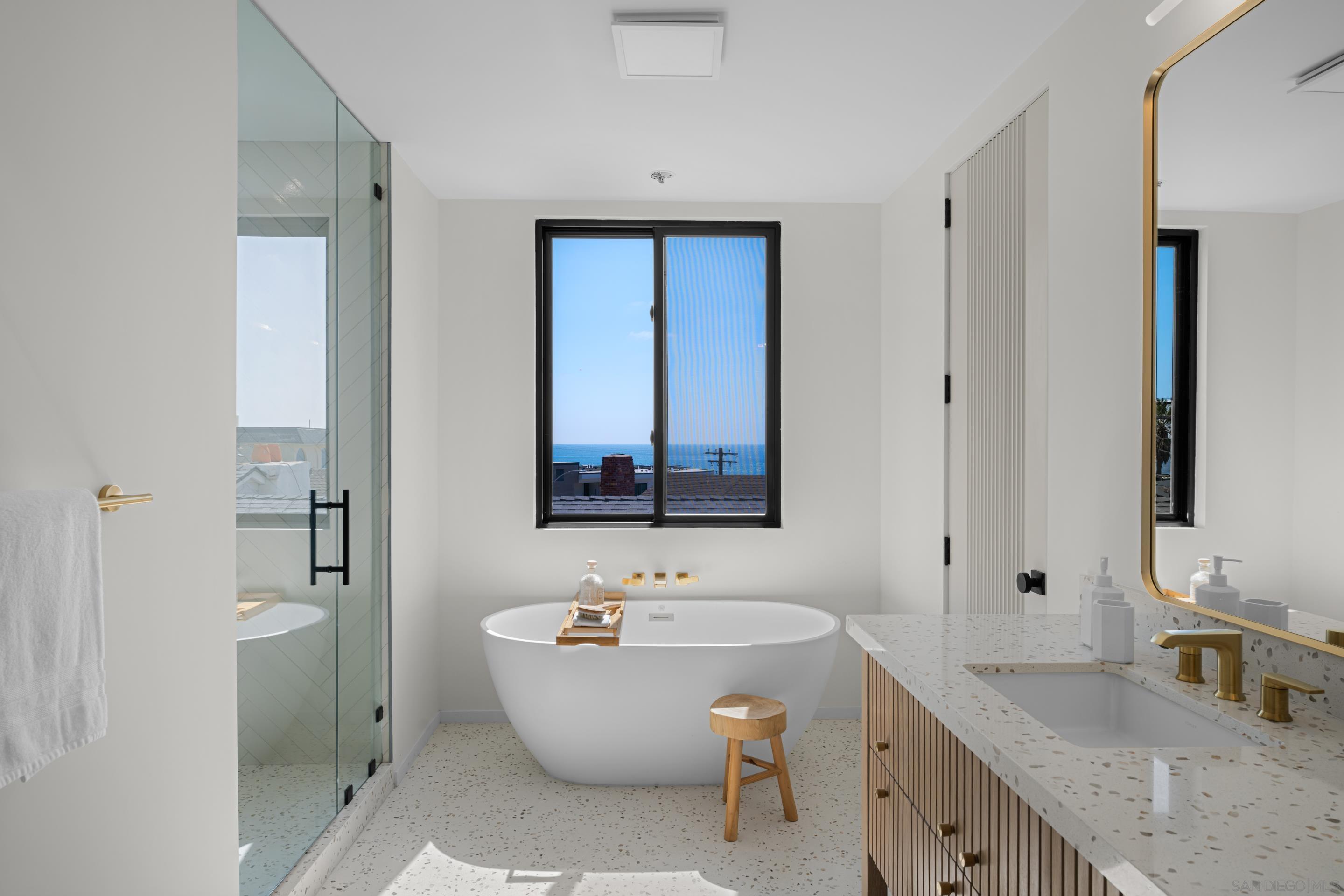 Detail Gallery Image 7 of 7 For 242  Playa Del Norte St, La Jolla,  CA 92037 - 5 Beds | 5/1 Baths