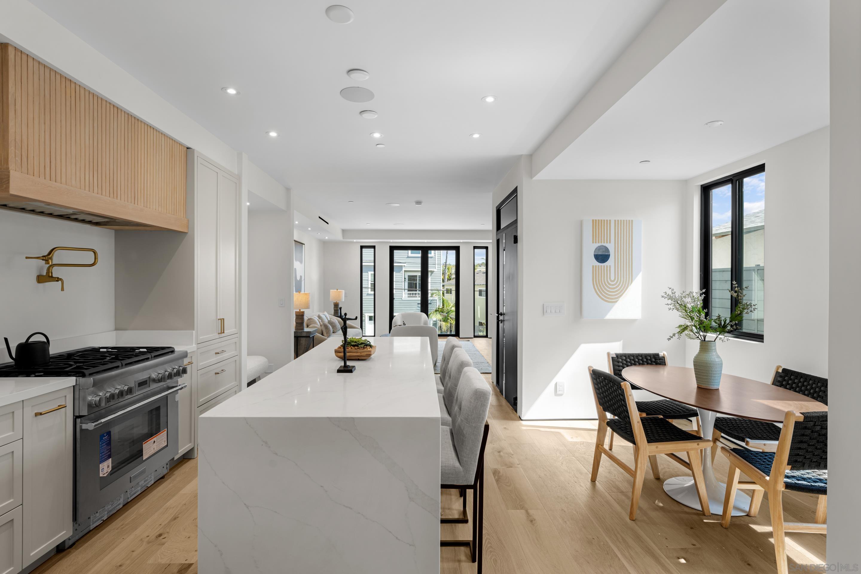 Detail Gallery Image 6 of 7 For 242  Playa Del Norte St, La Jolla,  CA 92037 - 5 Beds | 5/1 Baths