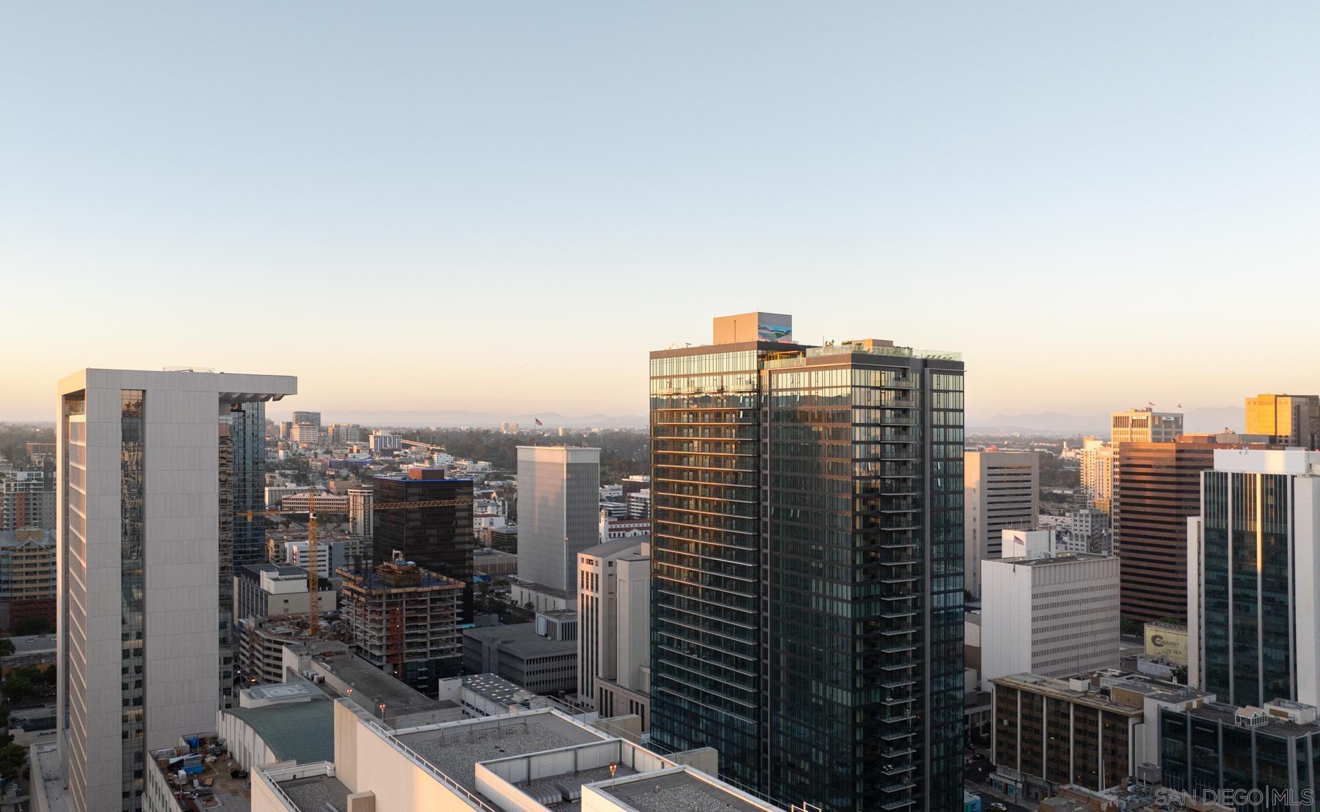 Detail Gallery Image 1 of 39 For , San Diego,  CA 92101 - 2 Beds | 3 Baths