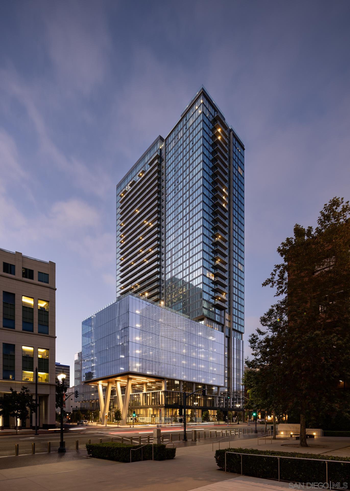 Detail Gallery Image 2 of 39 For , San Diego,  CA 92101 - 2 Beds | 3 Baths