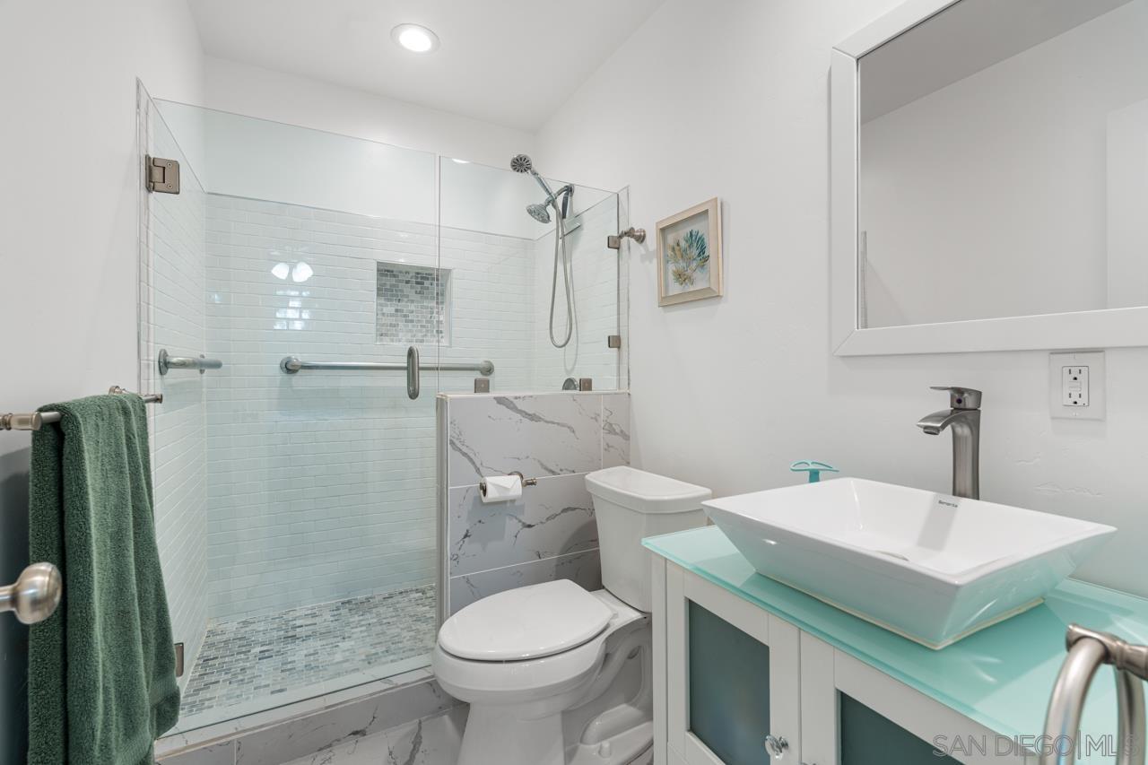 Detail Gallery Image 5 of 51 For 3415  Fenelon St, San Diego,  CA 92106 - 4 Beds | 4 Baths