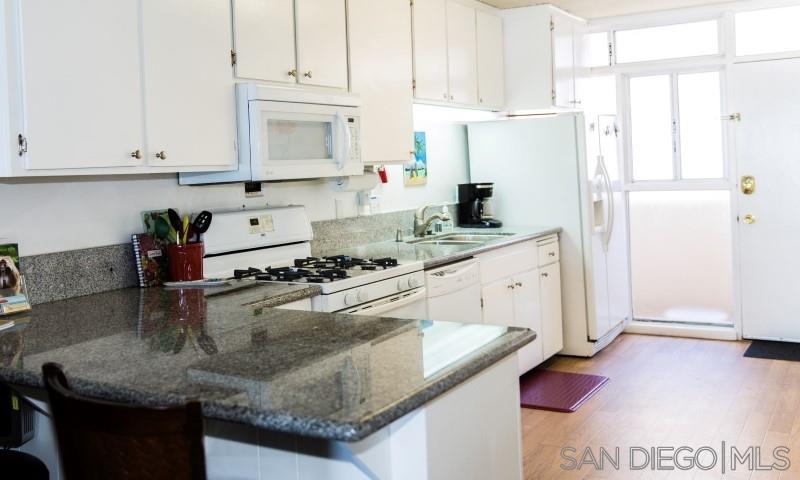 Detail Gallery Image 11 of 23 For 3755  Ocean Front Walk, San Diego,  CA 92109 - 2 Beds | 1 Baths