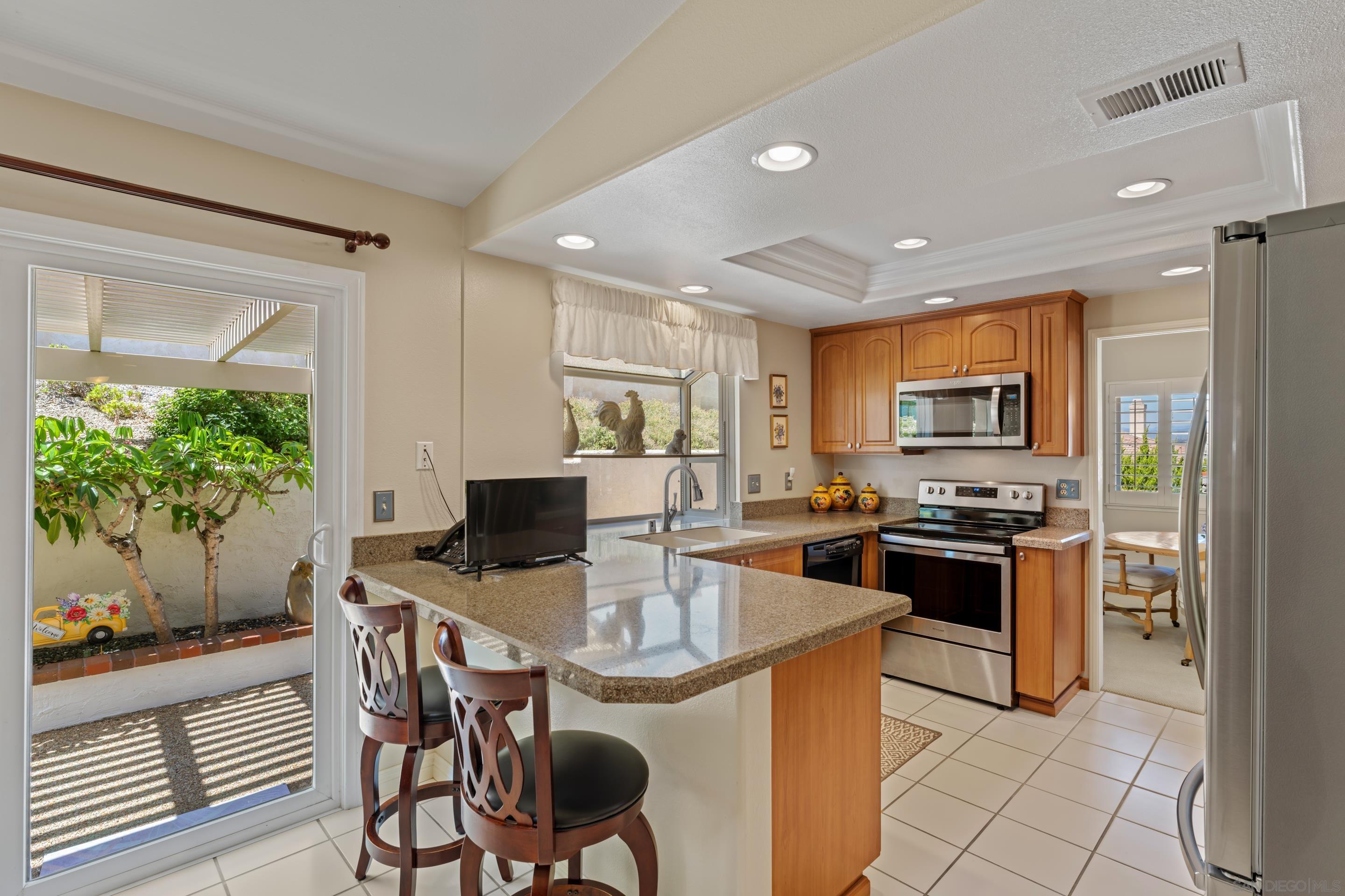 Detail Gallery Image 13 of 36 For 18018  Calle Estepona, San Diego,  CA 92128 - 2 Beds | 2 Baths
