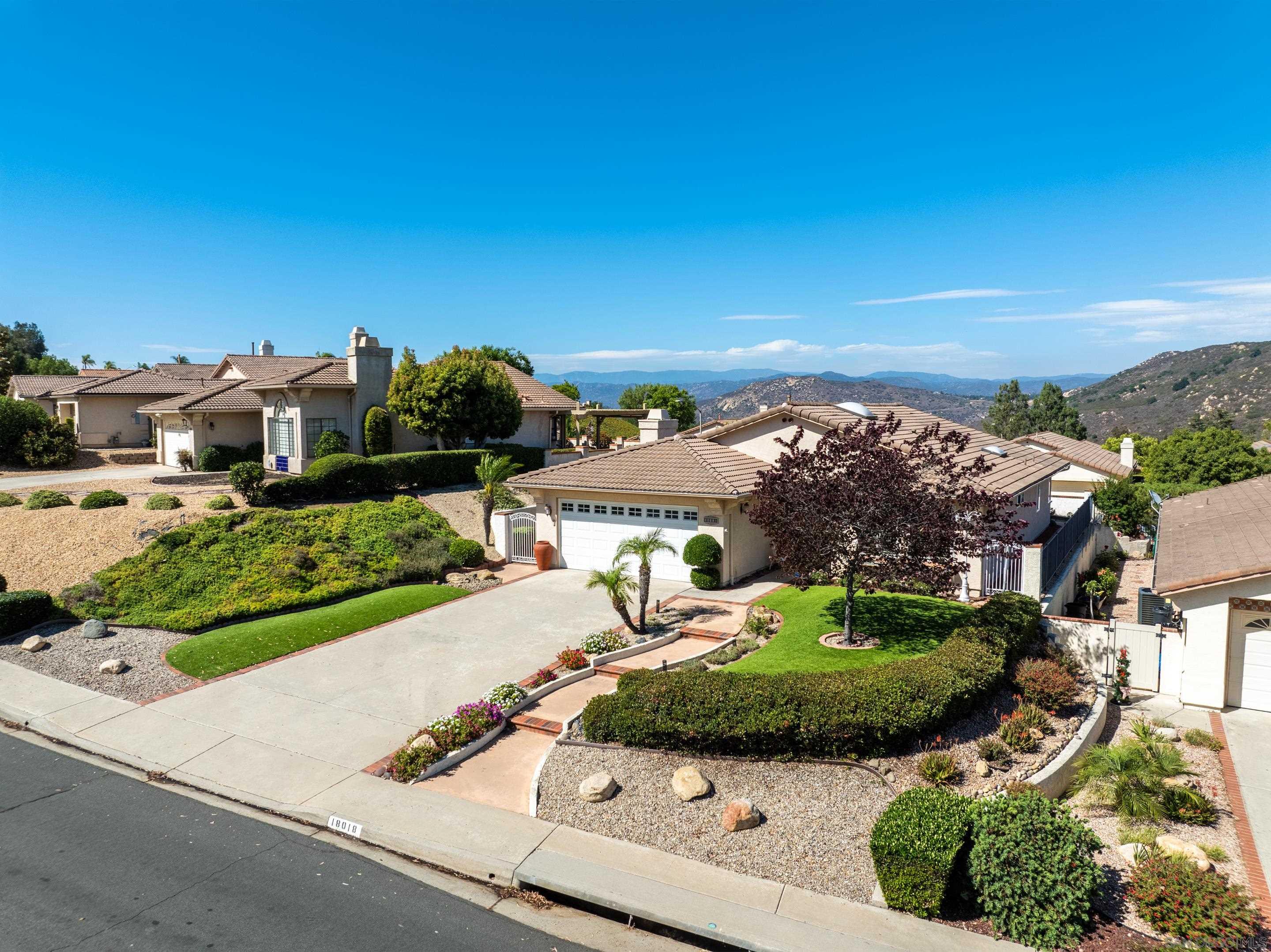 Detail Gallery Image 3 of 36 For 18018  Calle Estepona, San Diego,  CA 92128 - 2 Beds | 2 Baths