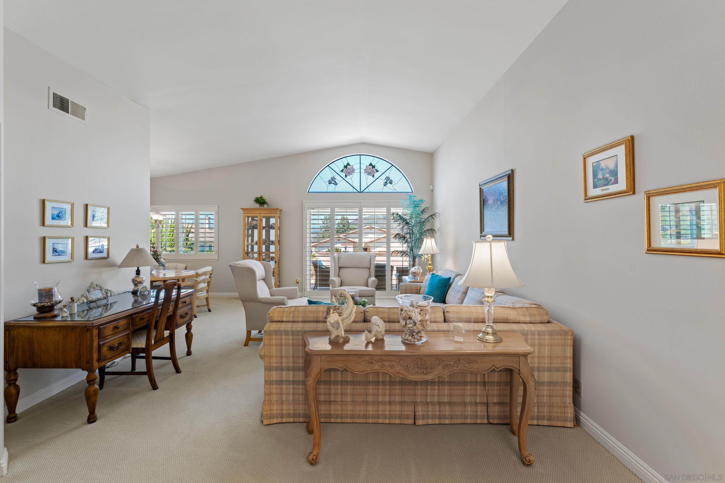 Detail Gallery Image 4 of 36 For 18018  Calle Estepona, San Diego,  CA 92128 - 2 Beds | 2 Baths