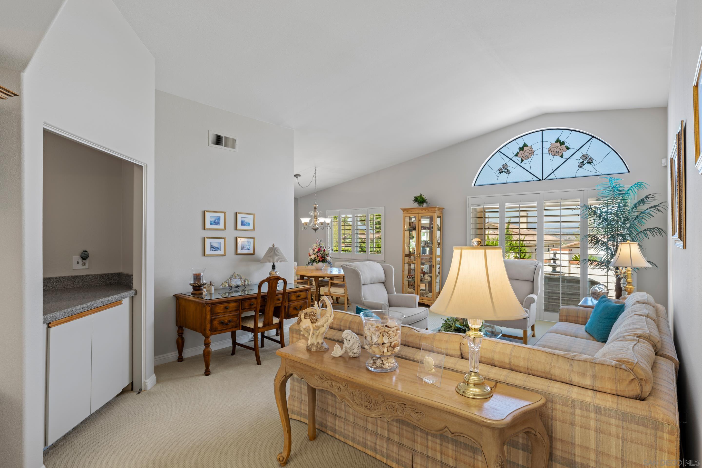 Detail Gallery Image 5 of 36 For 18018  Calle Estepona, San Diego,  CA 92128 - 2 Beds | 2 Baths
