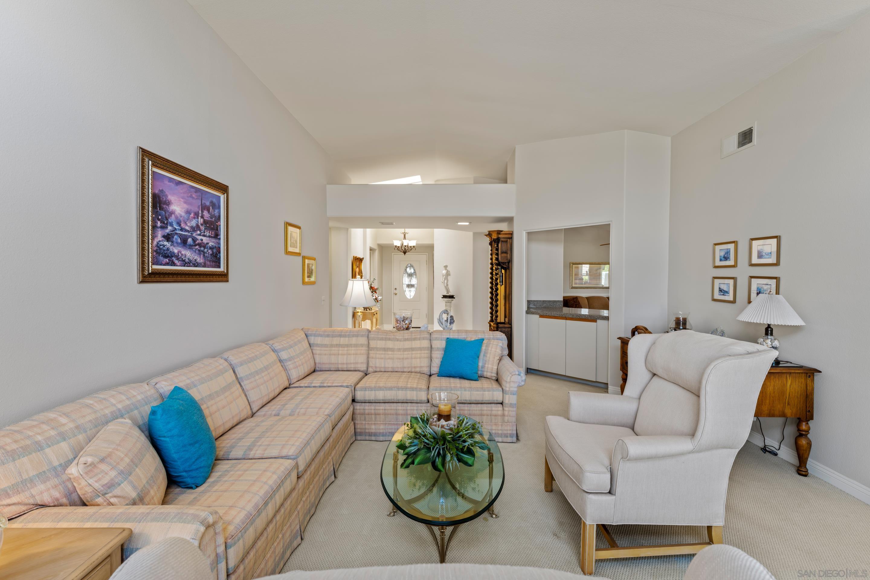 Detail Gallery Image 7 of 36 For 18018  Calle Estepona, San Diego,  CA 92128 - 2 Beds | 2 Baths
