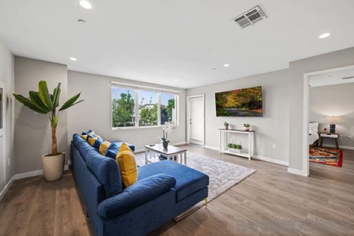 Detail Gallery Image 2 of 20 For 3909  Voltaire St  305, San Diego,  CA 92107 - 2 Beds | 2 Baths