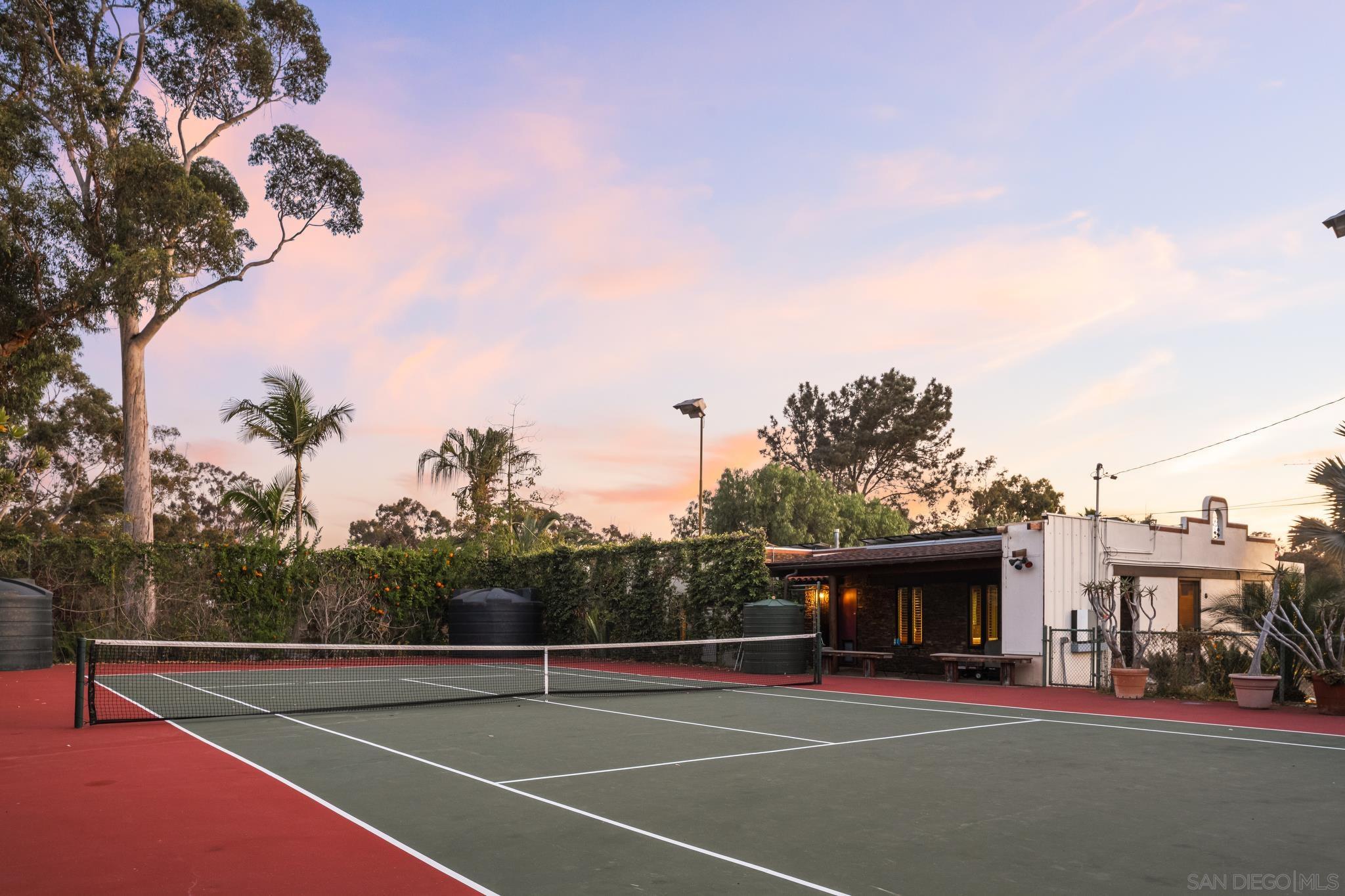 Detail Gallery Image 3 of 26 For 1034  Myrtle Way, San Diego,  CA 92103 - 2 Beds | 2 Baths