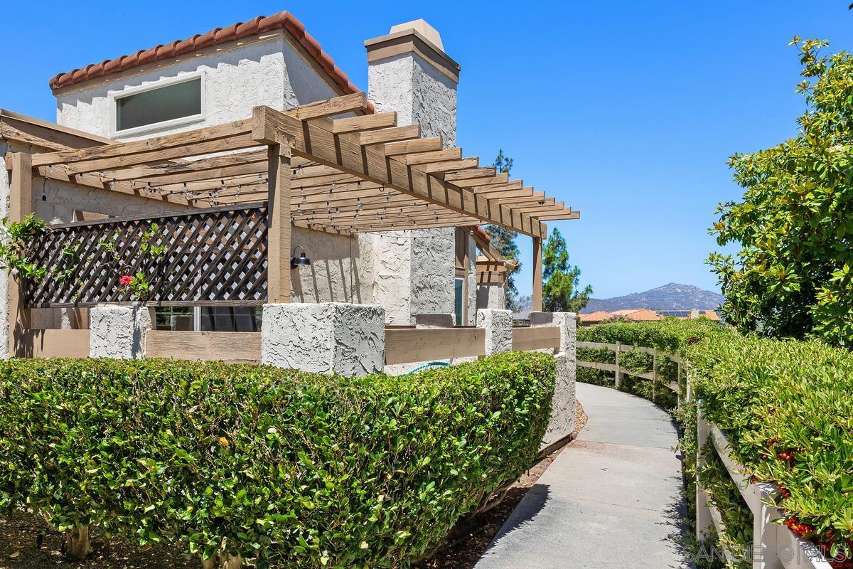 Detail Gallery Image 2 of 36 For 11872  Bernardo Terrace  #UNIT E,  San Diego,  CA 92128 - 3 Beds | 2 Baths