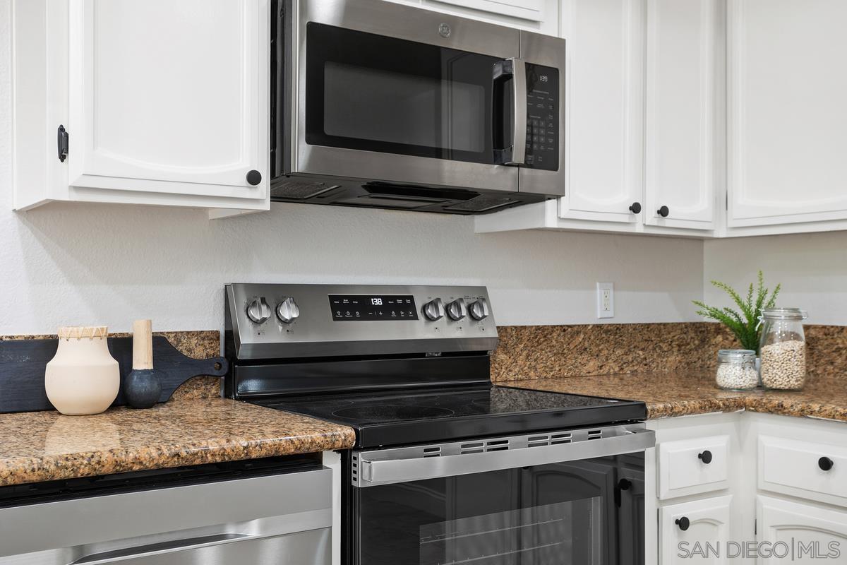 Detail Gallery Image 13 of 36 For 11872  Bernardo Terrace  #UNIT E,  San Diego,  CA 92128 - 3 Beds | 2 Baths