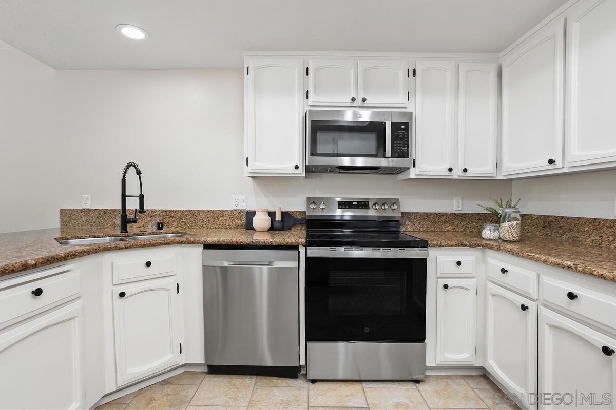 Detail Gallery Image 14 of 36 For 11872  Bernardo Terrace  #UNIT E,  San Diego,  CA 92128 - 3 Beds | 2 Baths