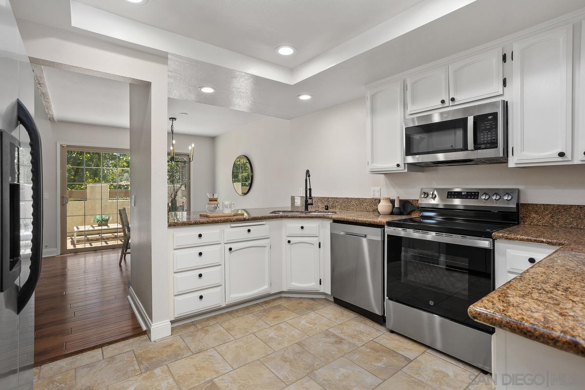 Detail Gallery Image 16 of 36 For 11872  Bernardo Terrace  #UNIT E,  San Diego,  CA 92128 - 3 Beds | 2 Baths