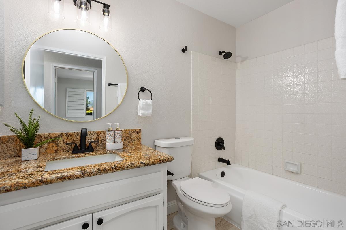 Detail Gallery Image 20 of 36 For 11872  Bernardo Terrace  #UNIT E,  San Diego,  CA 92128 - 3 Beds | 2 Baths