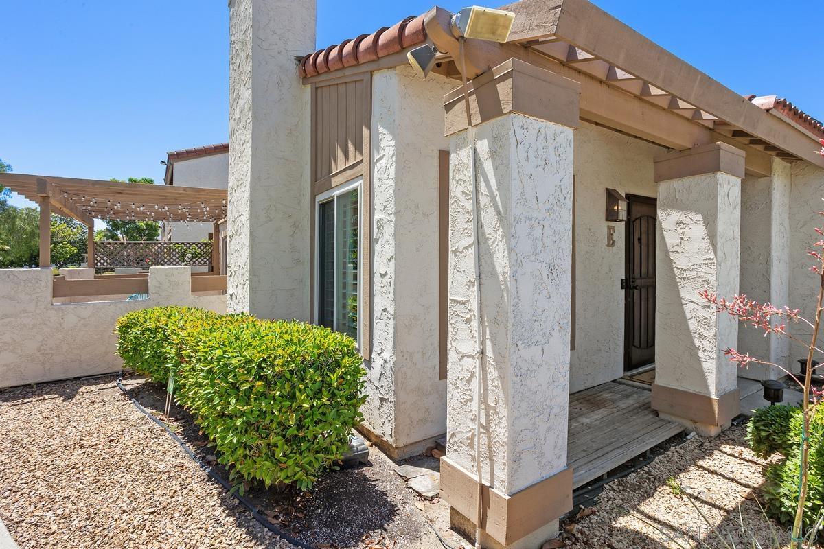 Detail Gallery Image 3 of 36 For 11872  Bernardo Terrace  #UNIT E,  San Diego,  CA 92128 - 3 Beds | 2 Baths