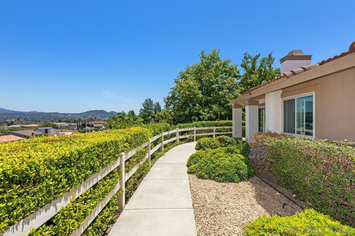 Detail Gallery Image 4 of 36 For 11872  Bernardo Terrace  #UNIT E,  San Diego,  CA 92128 - 3 Beds | 2 Baths