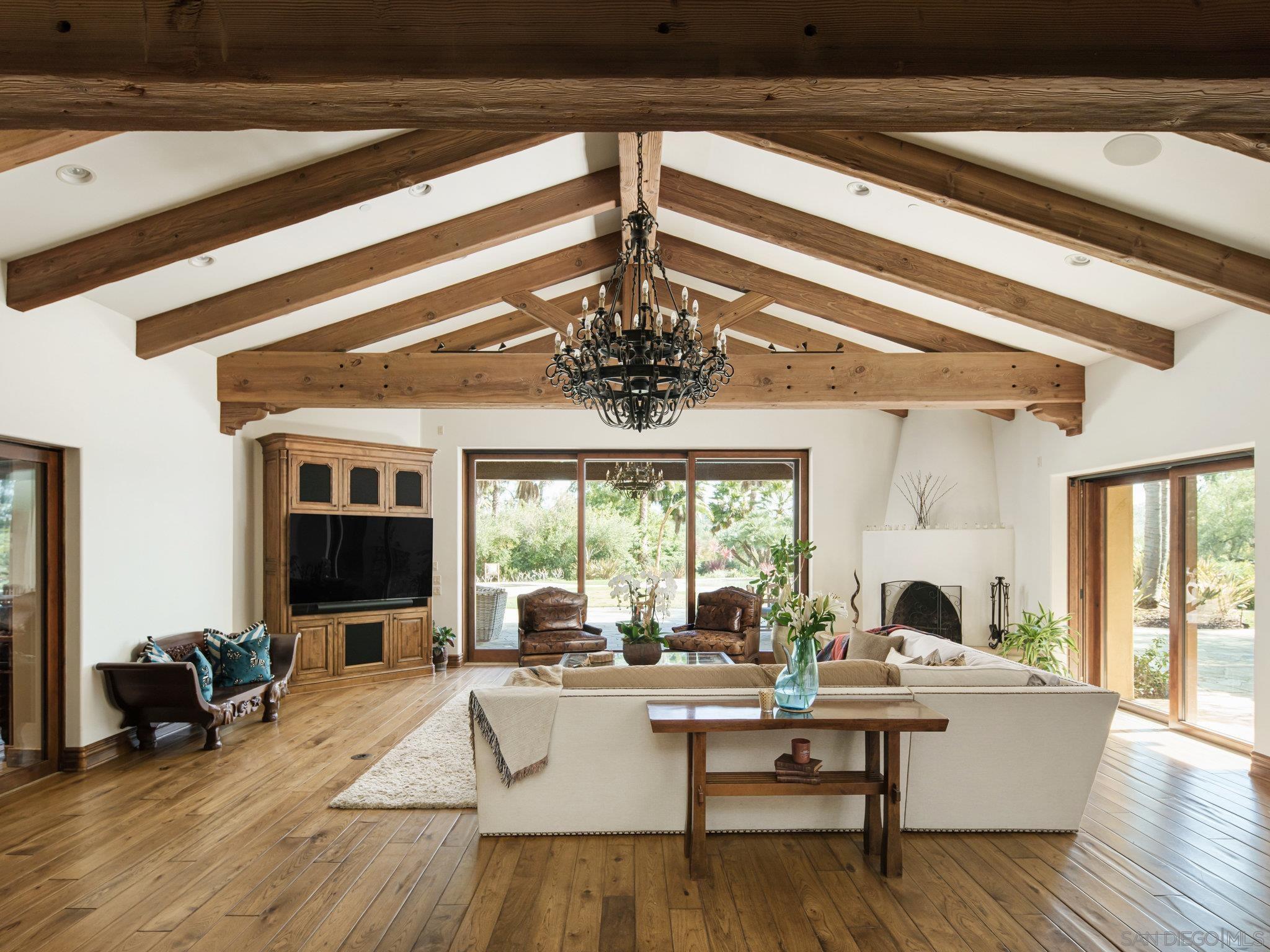 Detail Gallery Image 13 of 41 For 16409  via De Santa Fe, Rancho Santa Fe,  CA 92067 - 10 Beds | 10/3 Baths