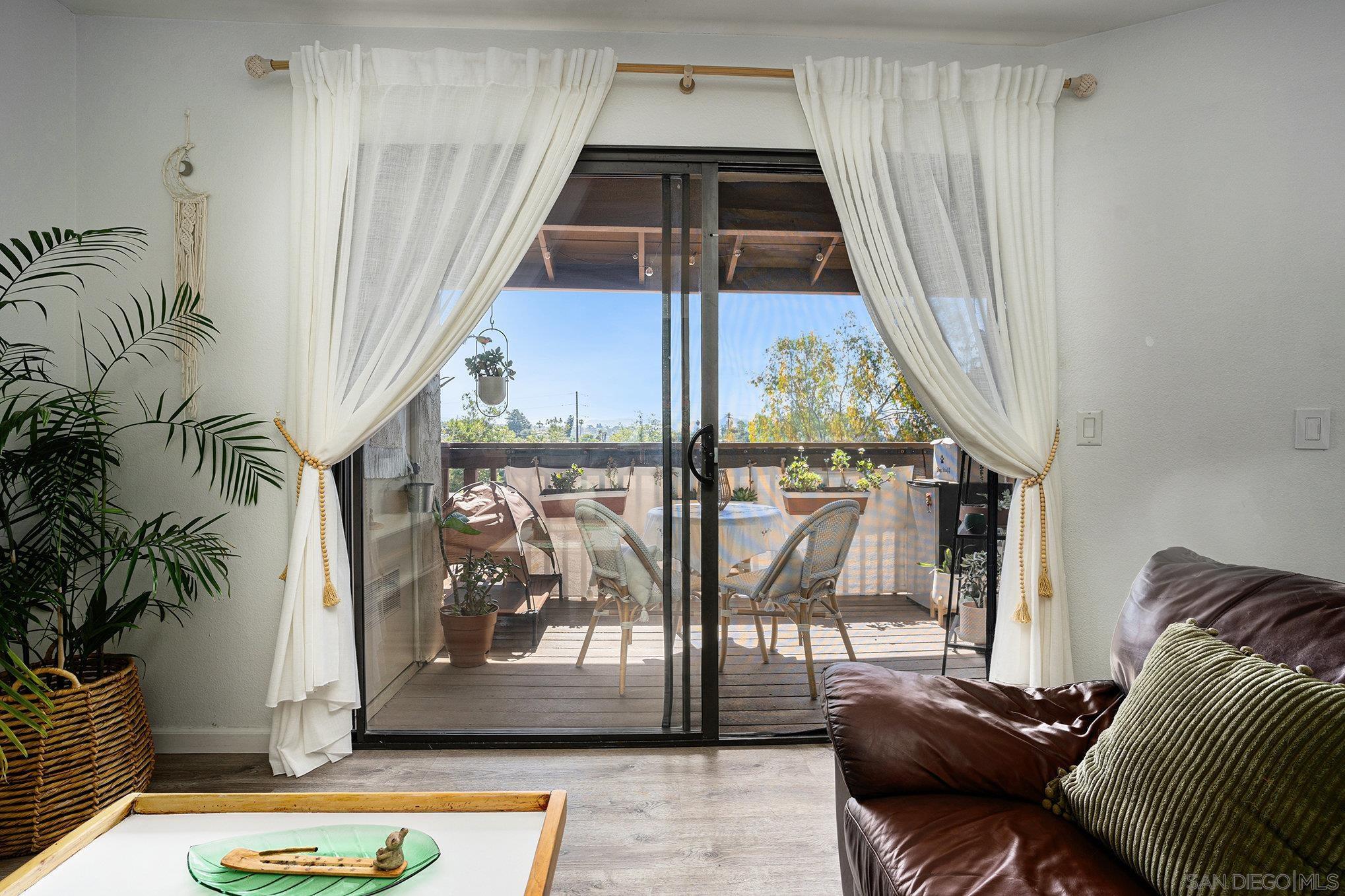 Detail Gallery Image 3 of 18 For 440  Citracado Pkwy  #14,  Escondido,  CA 92025 - 2 Beds | 2 Baths