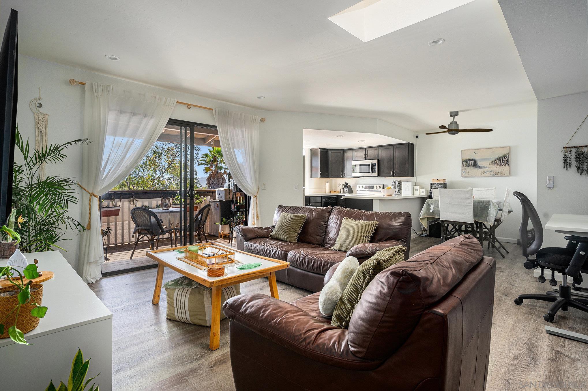 Detail Gallery Image 8 of 18 For 440  Citracado Pkwy  #14,  Escondido,  CA 92025 - 2 Beds | 2 Baths