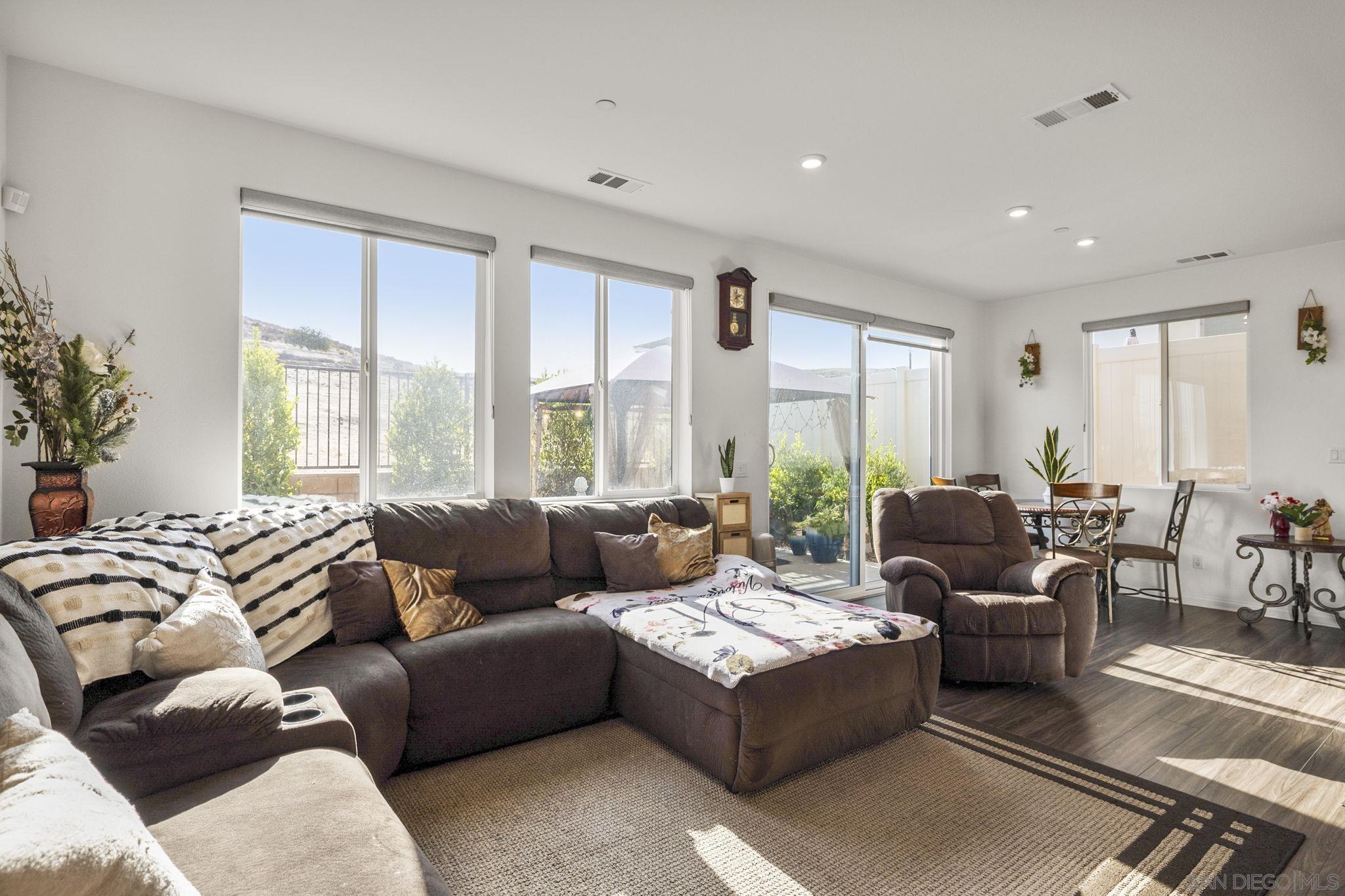 Detail Gallery Image 15 of 59 For 532  Enzo St  #75,  Lake Elsinore,  CA 92530 - 4 Beds | 3 Baths