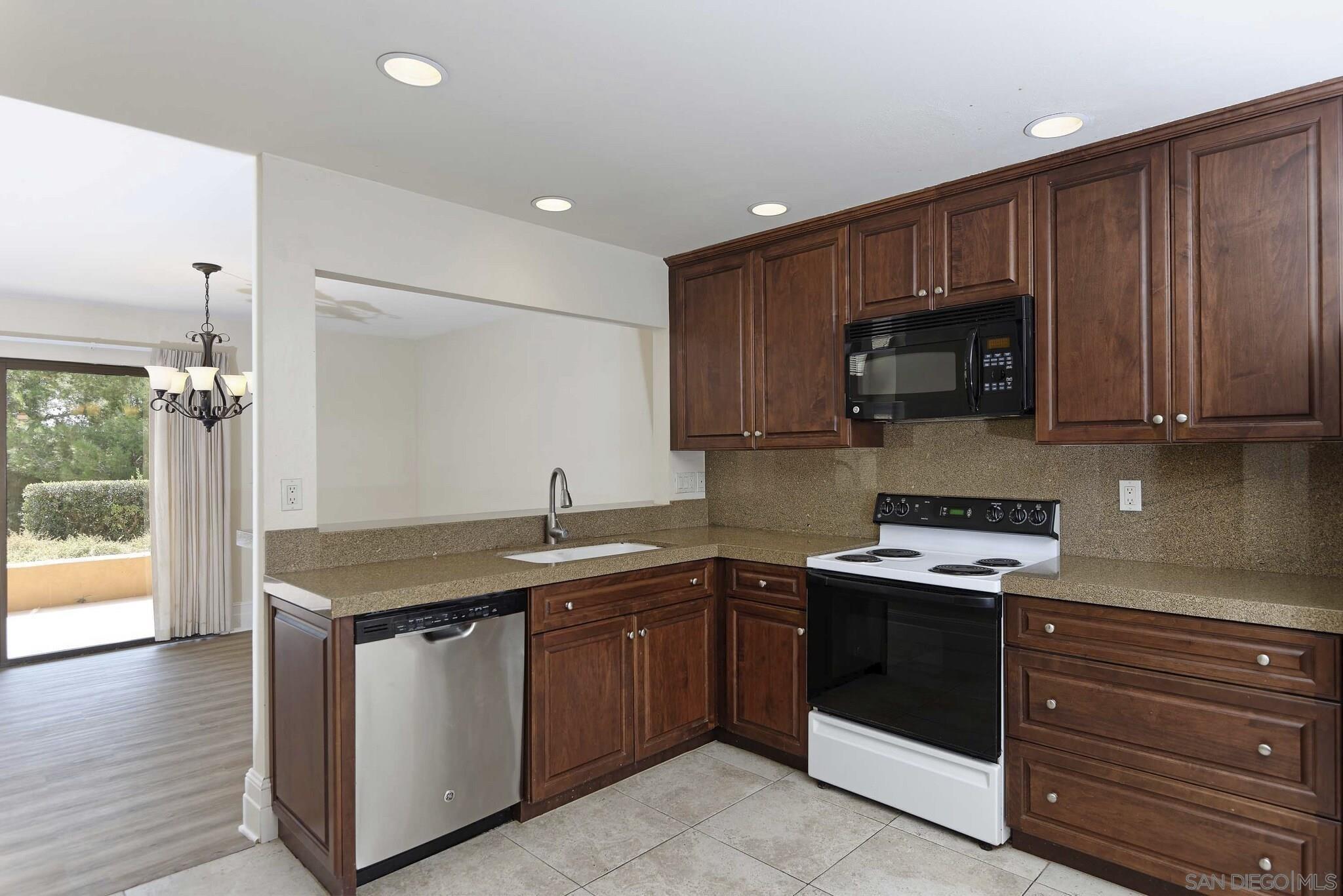 Detail Gallery Image 11 of 36 For 2585  Caminito Muirfield, La Jolla,  CA 92037 - 3 Beds | 2/1 Baths