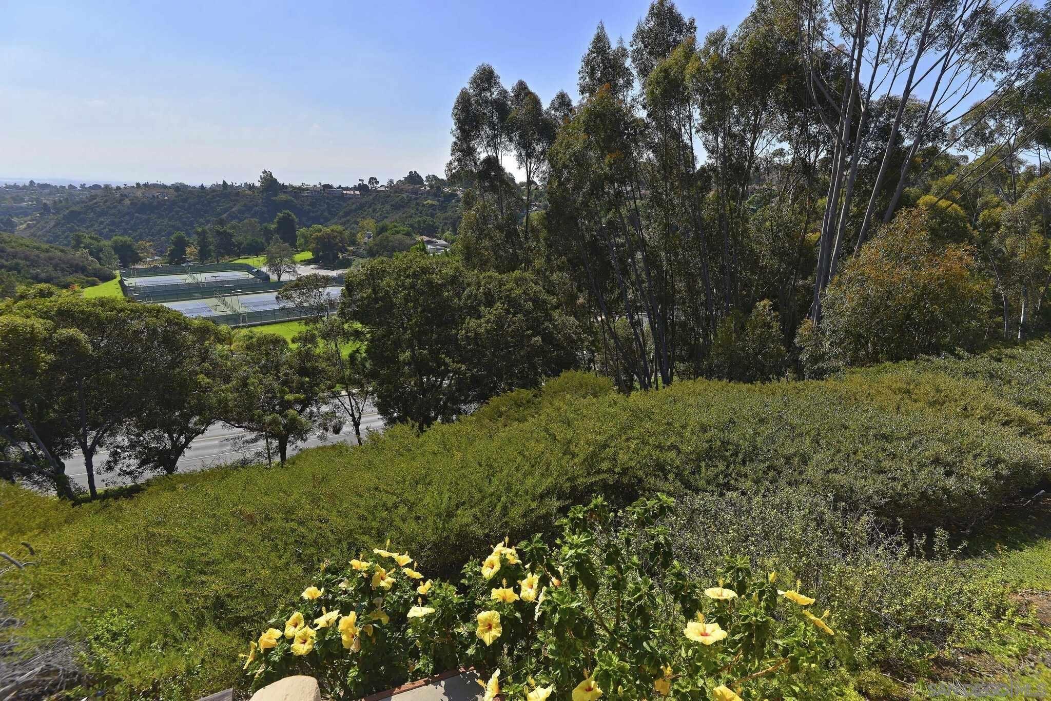 Detail Gallery Image 29 of 36 For 2585  Caminito Muirfield, La Jolla,  CA 92037 - 3 Beds | 2/1 Baths