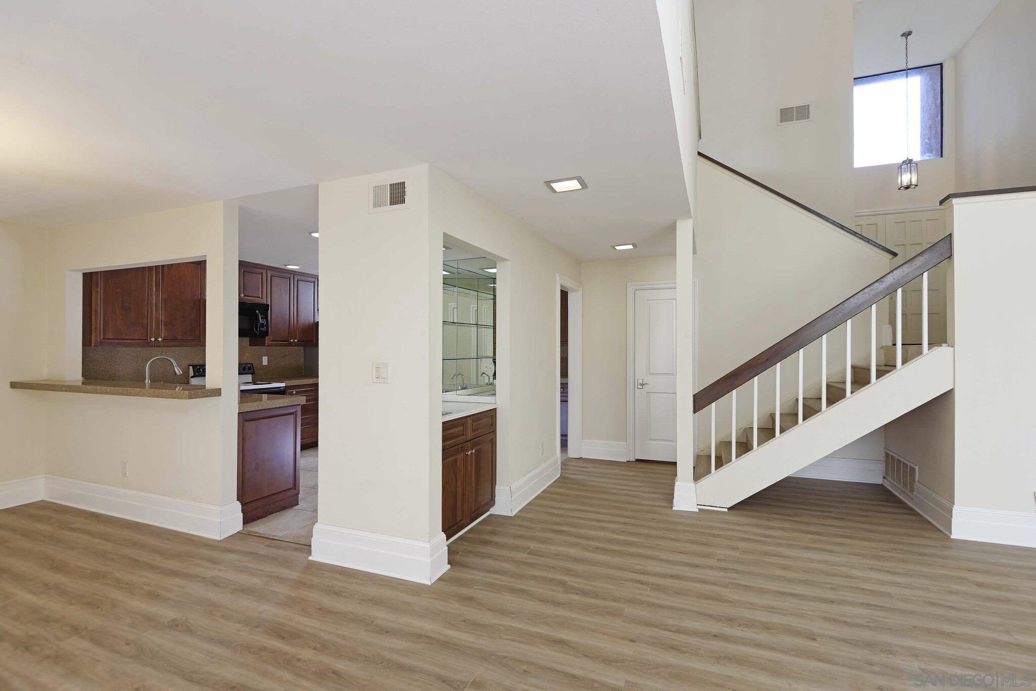 Detail Gallery Image 5 of 36 For 2585  Caminito Muirfield, La Jolla,  CA 92037 - 3 Beds | 2/1 Baths