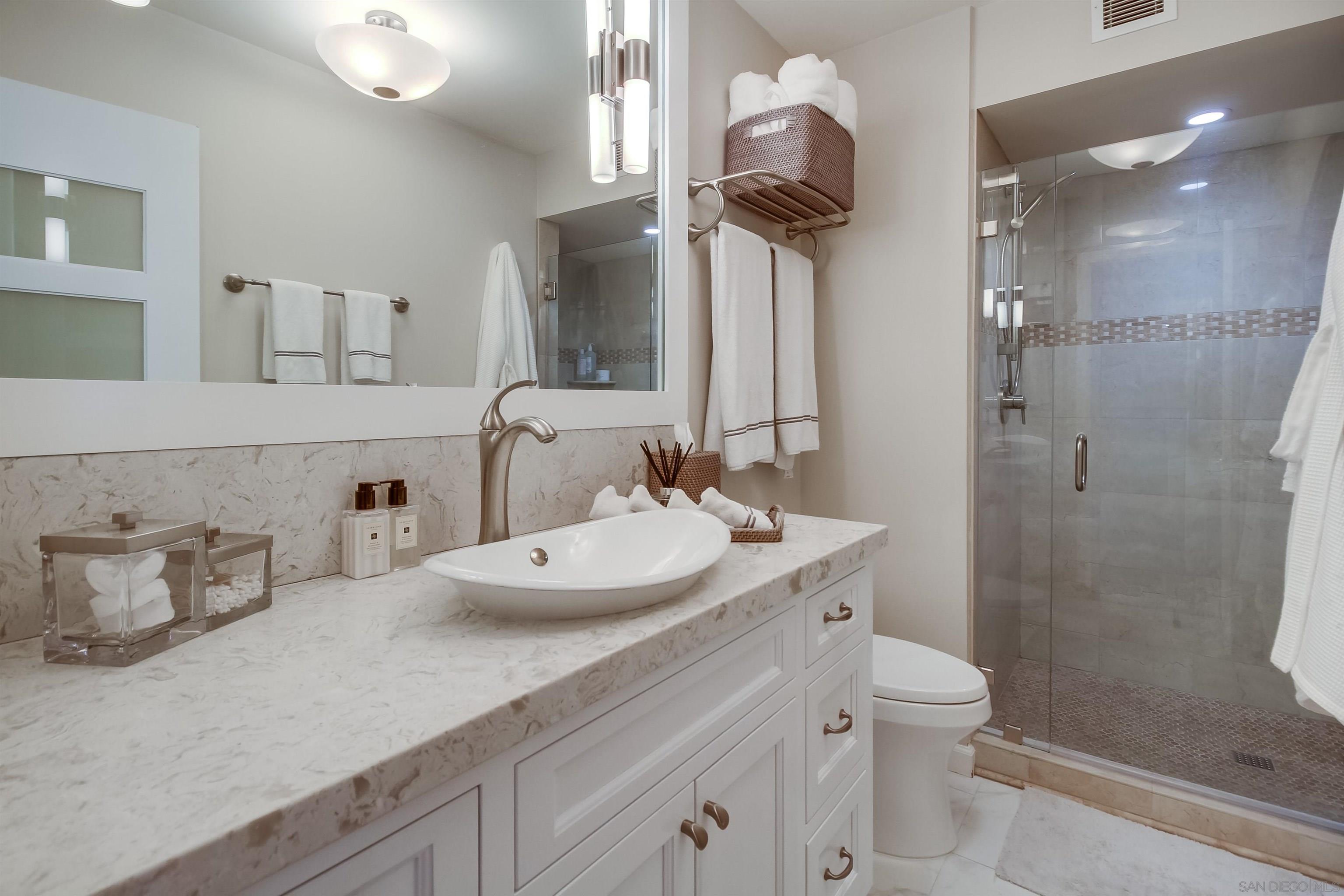 Detail Gallery Image 11 of 26 For Avenida Del Mundo, Coronado,  CA 92118 - 2 Beds | 2 Baths