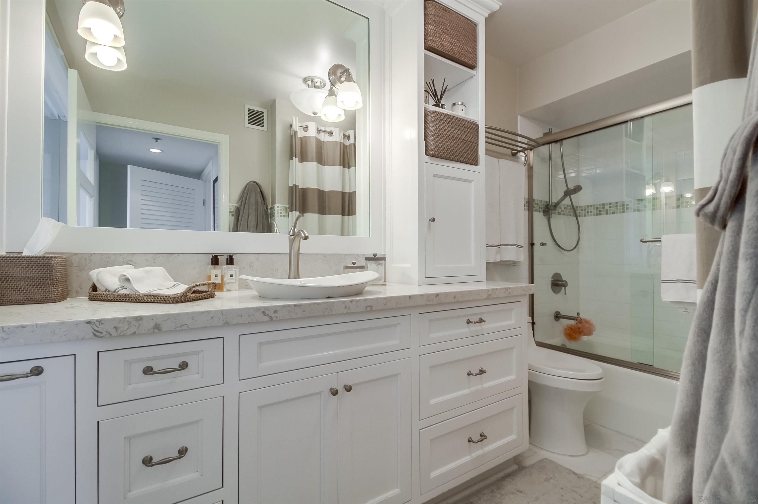 Detail Gallery Image 19 of 26 For Avenida Del Mundo, Coronado,  CA 92118 - 2 Beds | 2 Baths