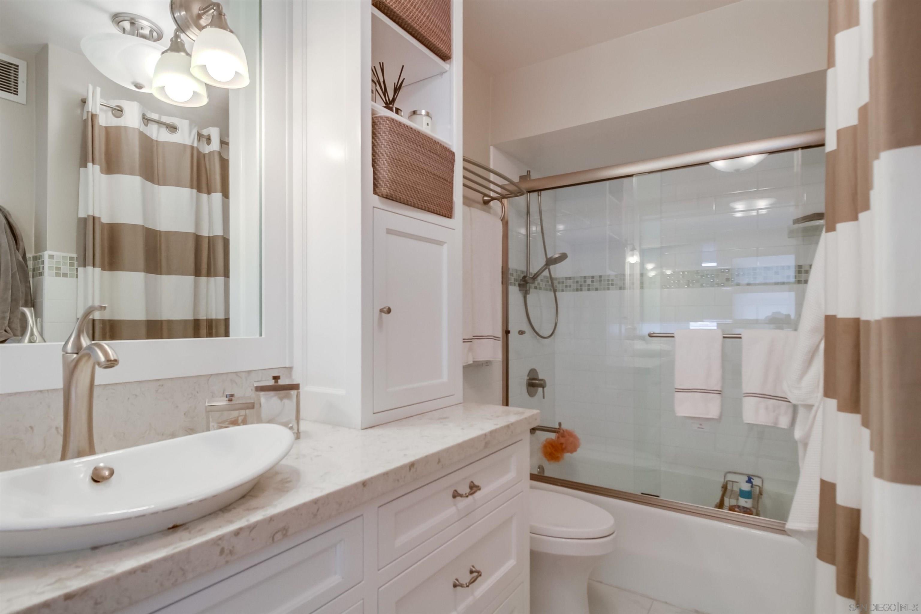 Detail Gallery Image 20 of 26 For Avenida Del Mundo, Coronado,  CA 92118 - 2 Beds | 2 Baths