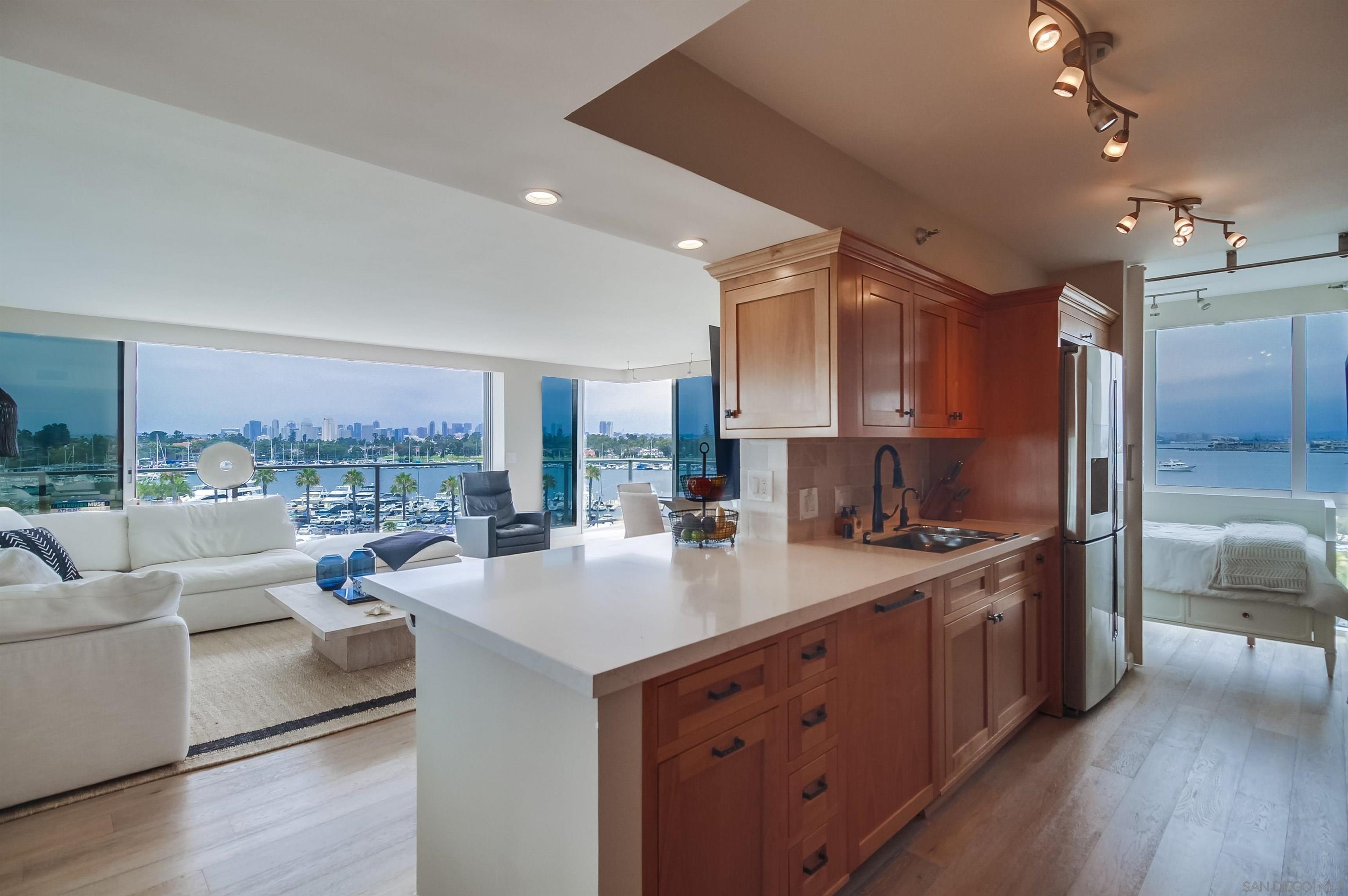 Detail Gallery Image 4 of 26 For Avenida Del Mundo, Coronado,  CA 92118 - 2 Beds | 2 Baths