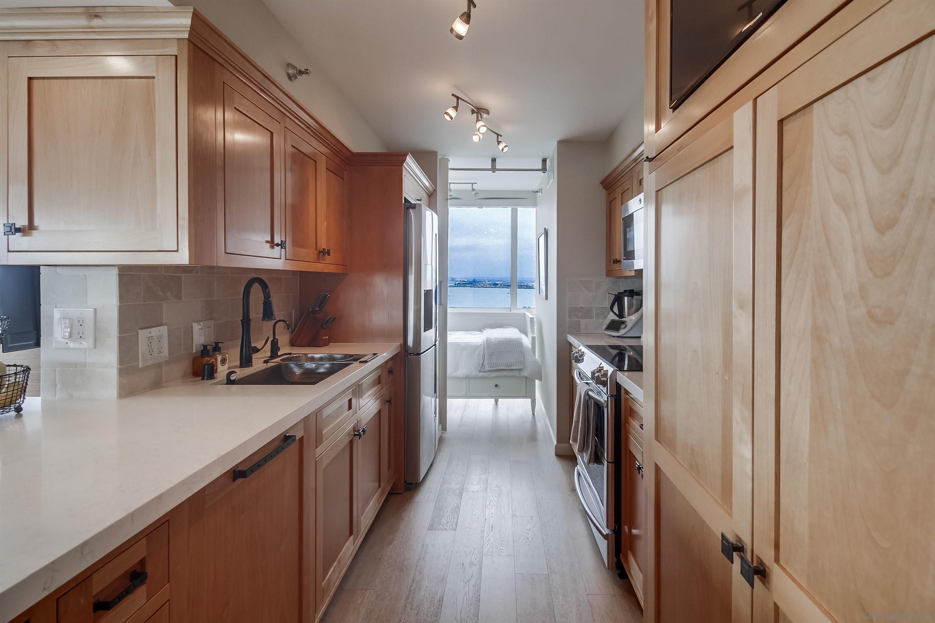 Detail Gallery Image 5 of 26 For Avenida Del Mundo, Coronado,  CA 92118 - 2 Beds | 2 Baths