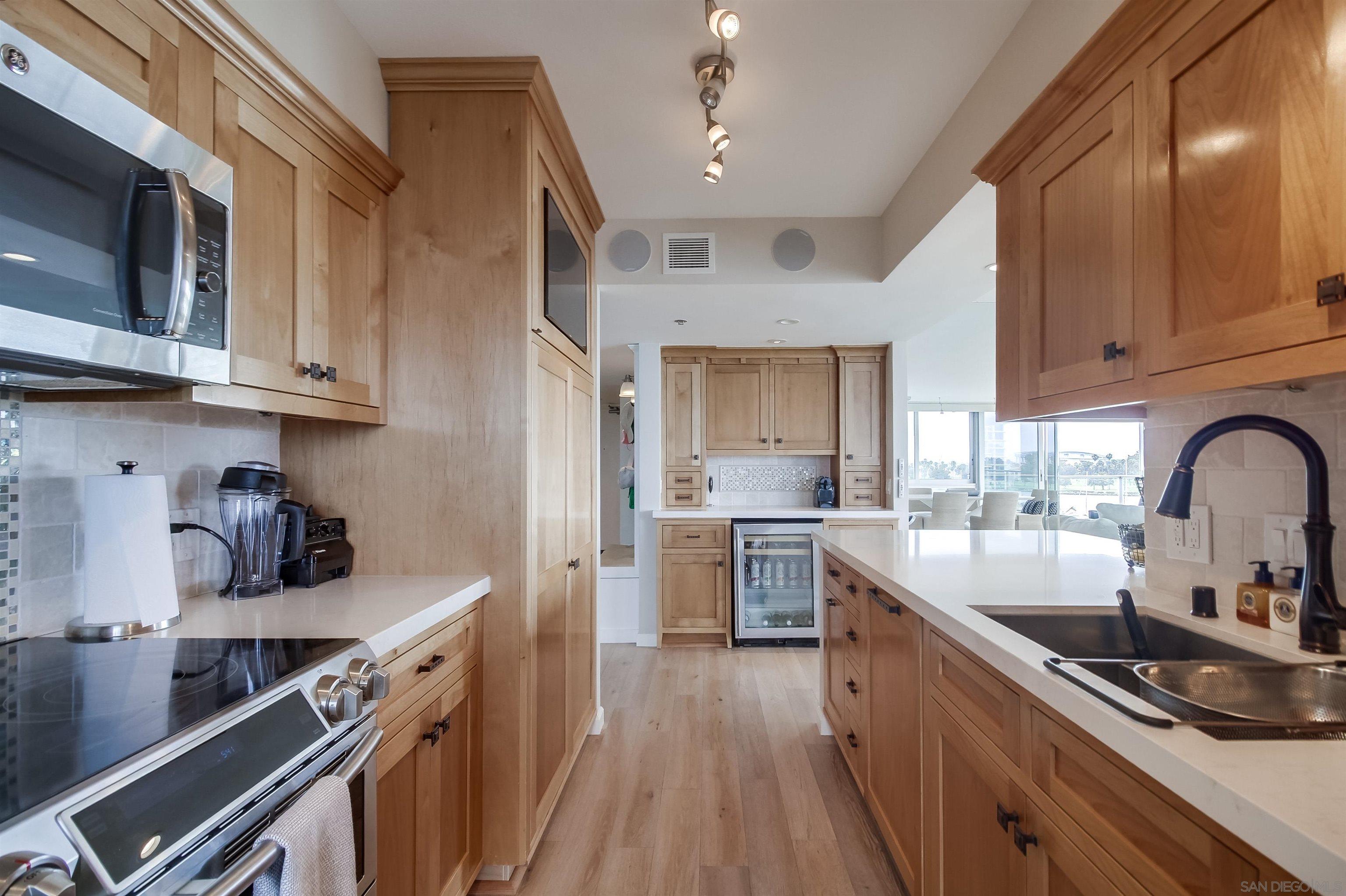 Detail Gallery Image 6 of 26 For Avenida Del Mundo, Coronado,  CA 92118 - 2 Beds | 2 Baths