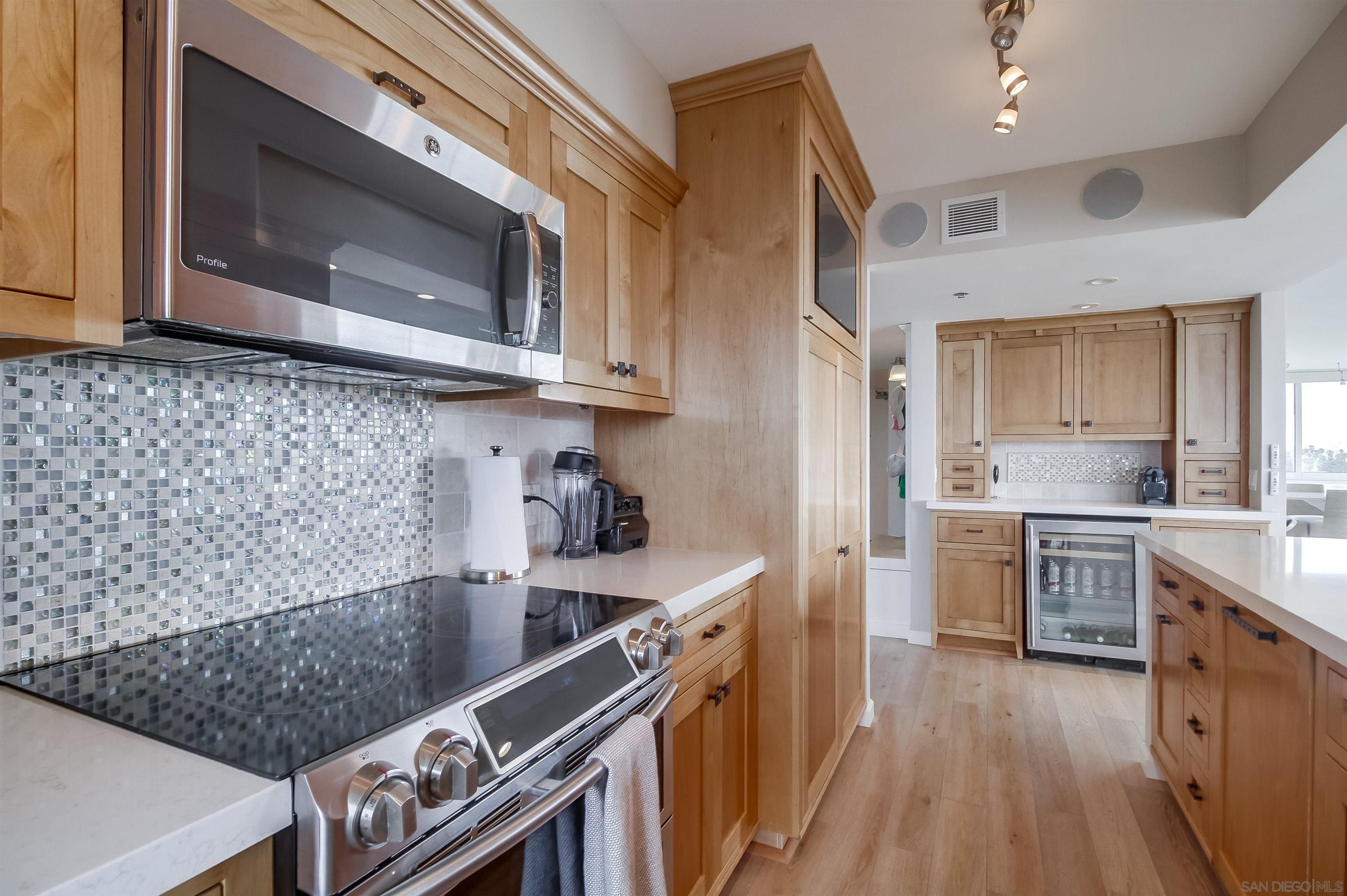 Detail Gallery Image 7 of 26 For Avenida Del Mundo, Coronado,  CA 92118 - 2 Beds | 2 Baths