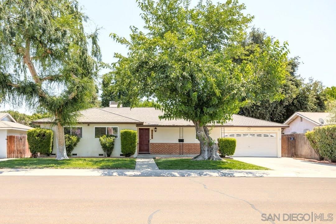 Detail Gallery Image 1 of 1 For 1102 S Mountain St, Visalia,  CA 93277 - 3 Beds | 2 Baths