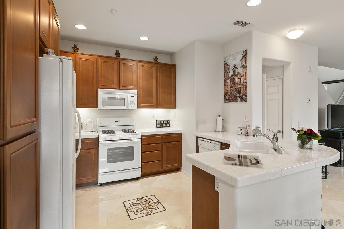 Detail Gallery Image 12 of 40 For 16915  Hutchins Lndg  45, San Diego,  CA 92127 - 2 Beds | 2/1 Baths