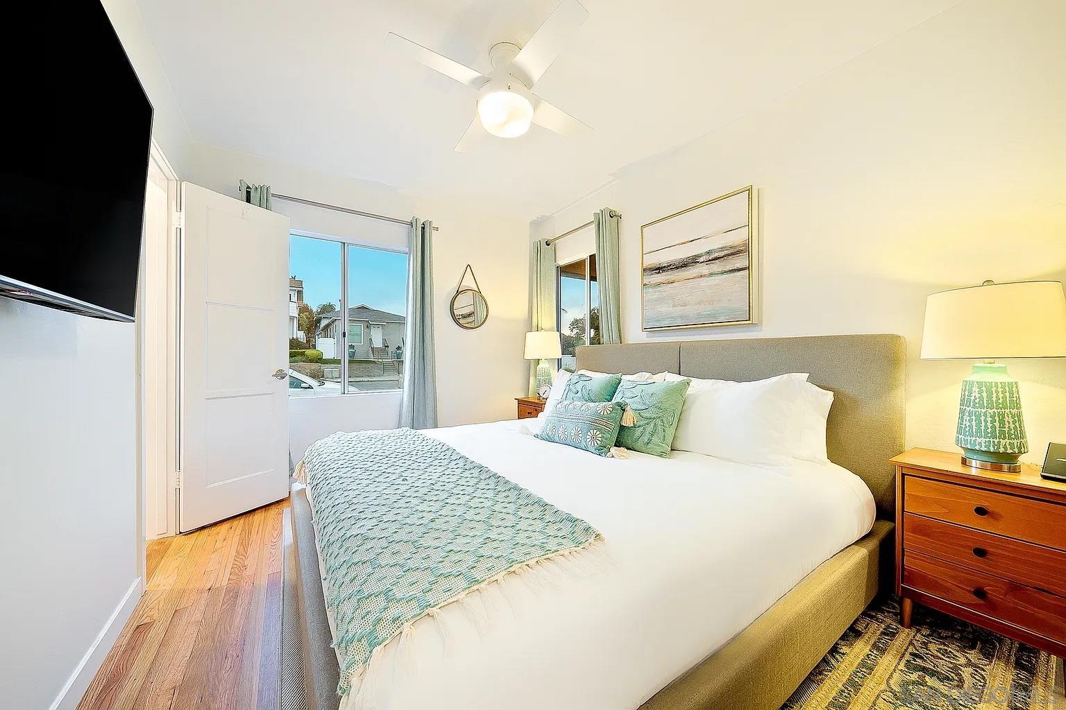 Detail Gallery Image 5 of 12 For 965  Rosecrans St, San Diego,  CA 92106 - 5 Beds | 2/1 Baths